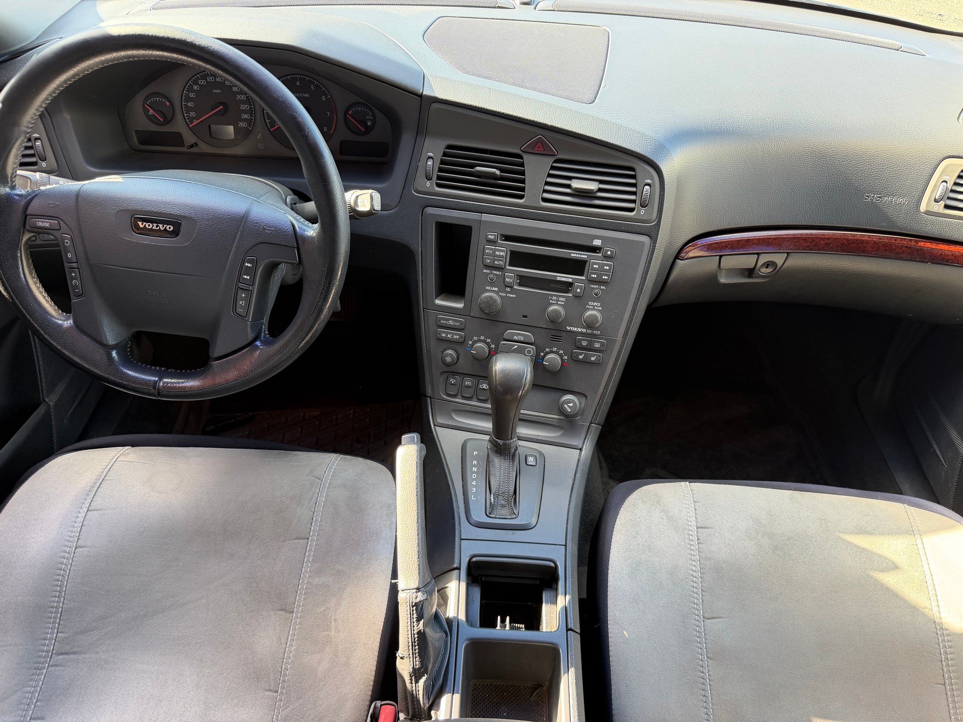 VOLVO V70 2.4-image-8