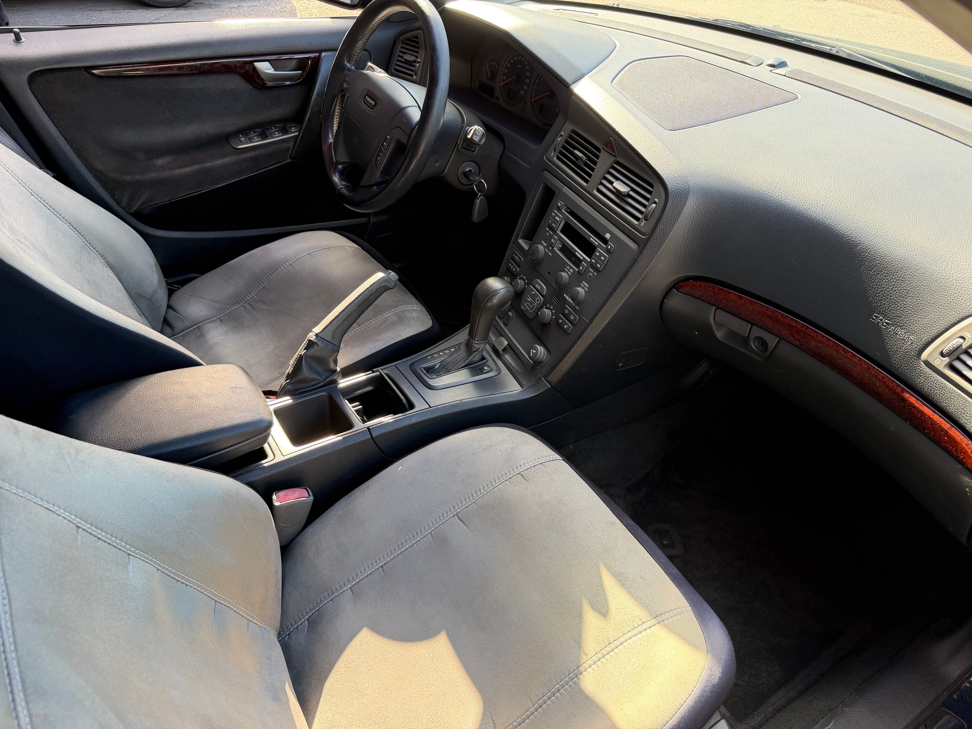 VOLVO V70 2.4-image-9