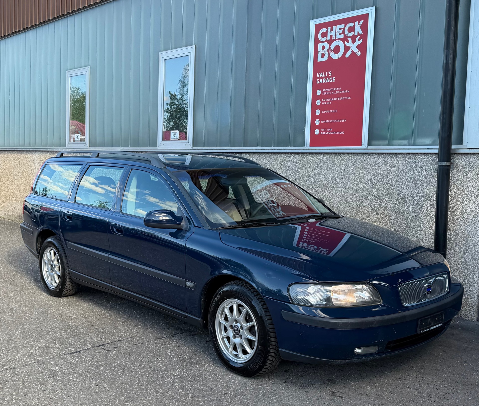 VOLVO V70 2.4-image-3