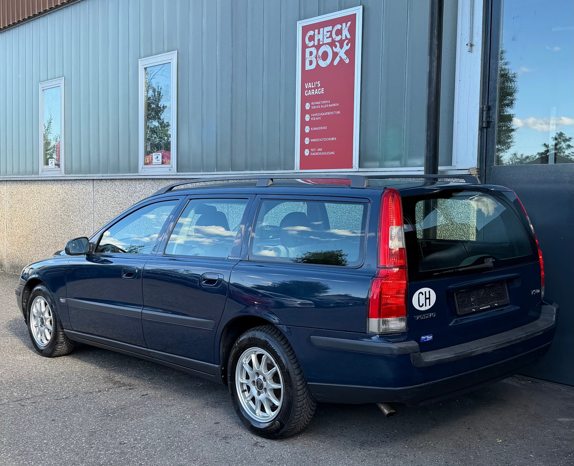 VOLVO V70 2.4-image-2