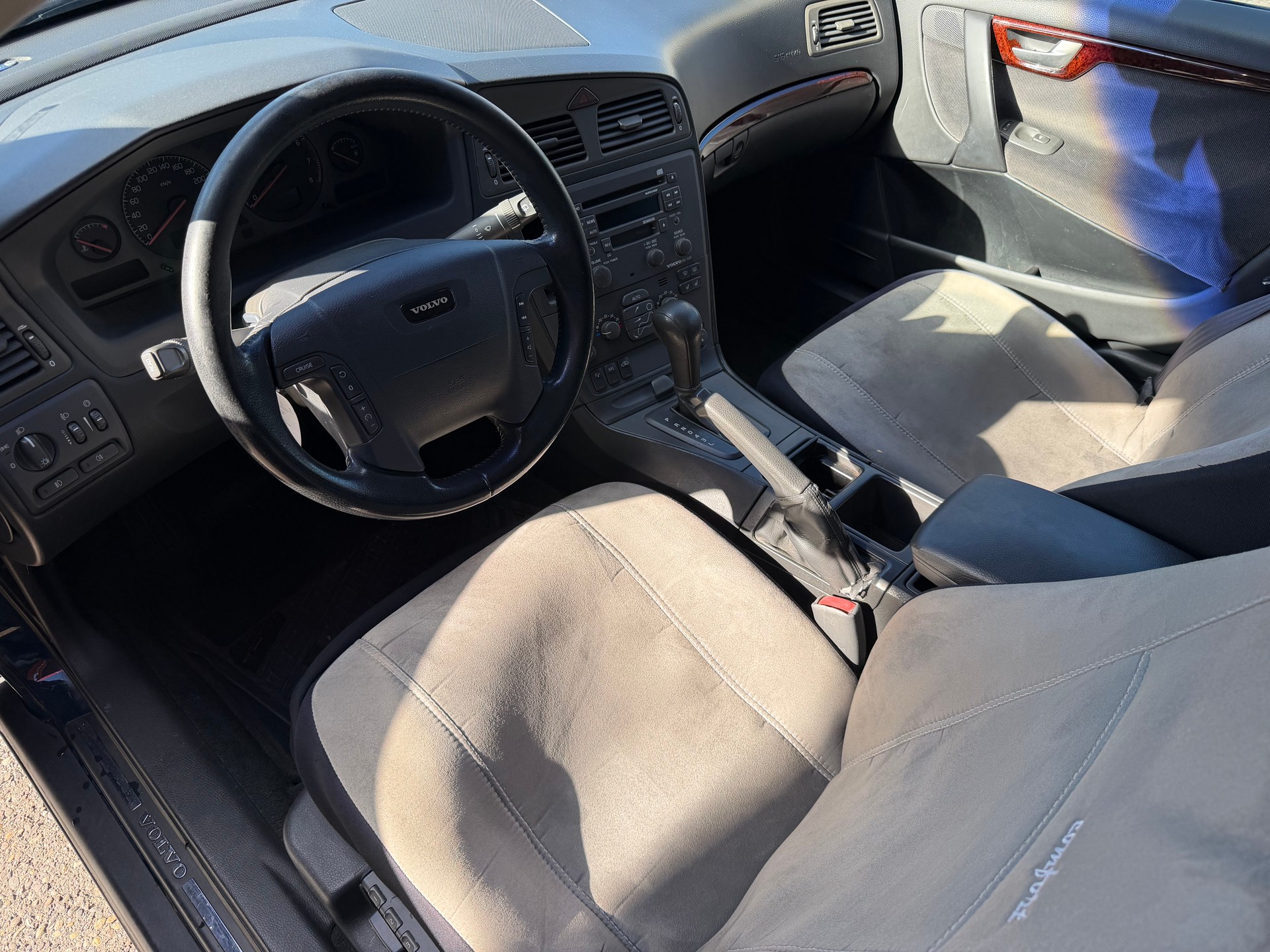 VOLVO V70 2.4-image-7