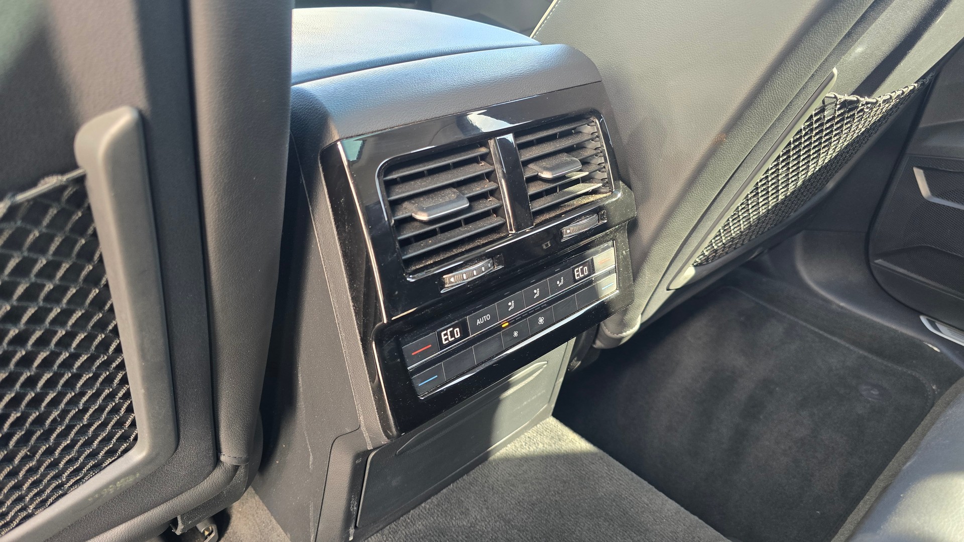 VW Touareg 3.0 TDI Elegance Tiptronic-image-10