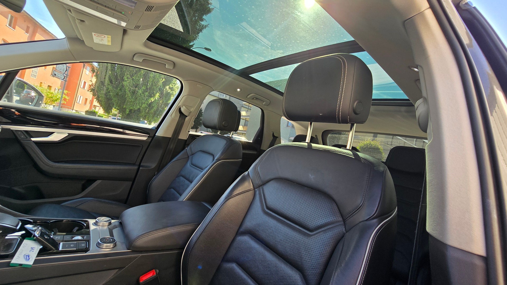 VW Touareg 3.0 TDI Elegance Tiptronic-image-16