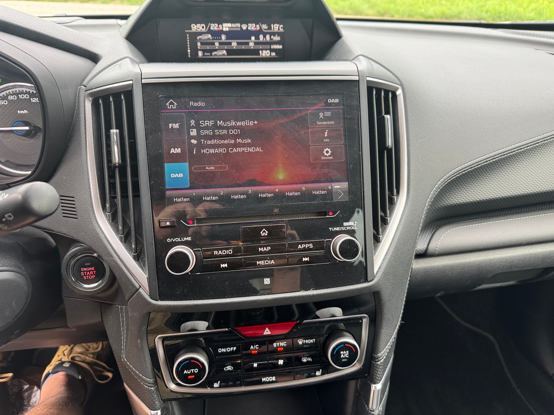 SUBARU Forester 2.0i e-Boxer Luxury Lineartronic-image-11