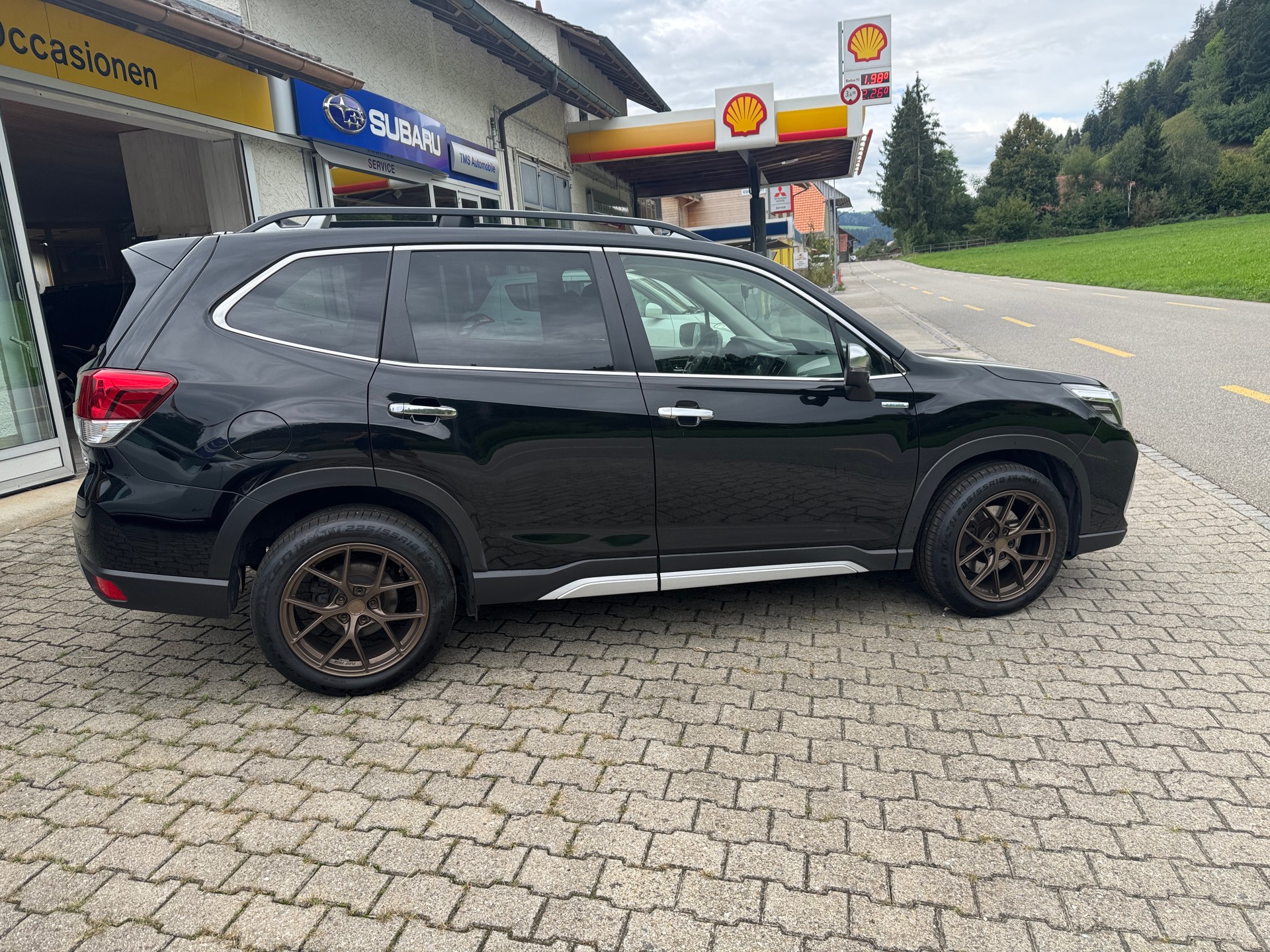 SUBARU Forester 2.0i e-Boxer Luxury Lineartronic-image-4