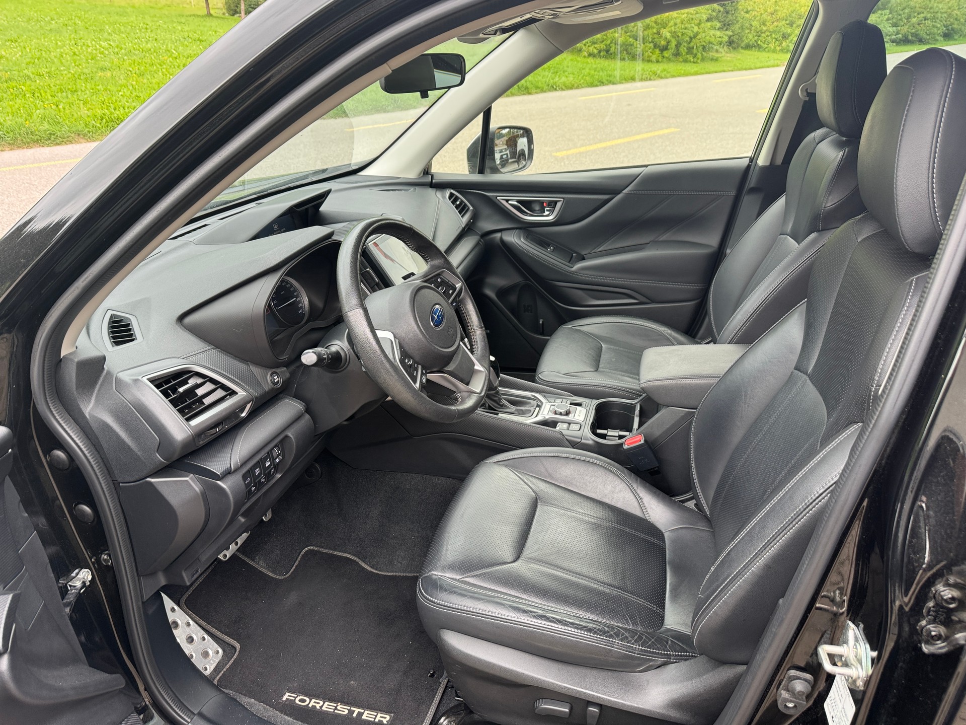SUBARU Forester 2.0i e-Boxer Luxury Lineartronic-image-10