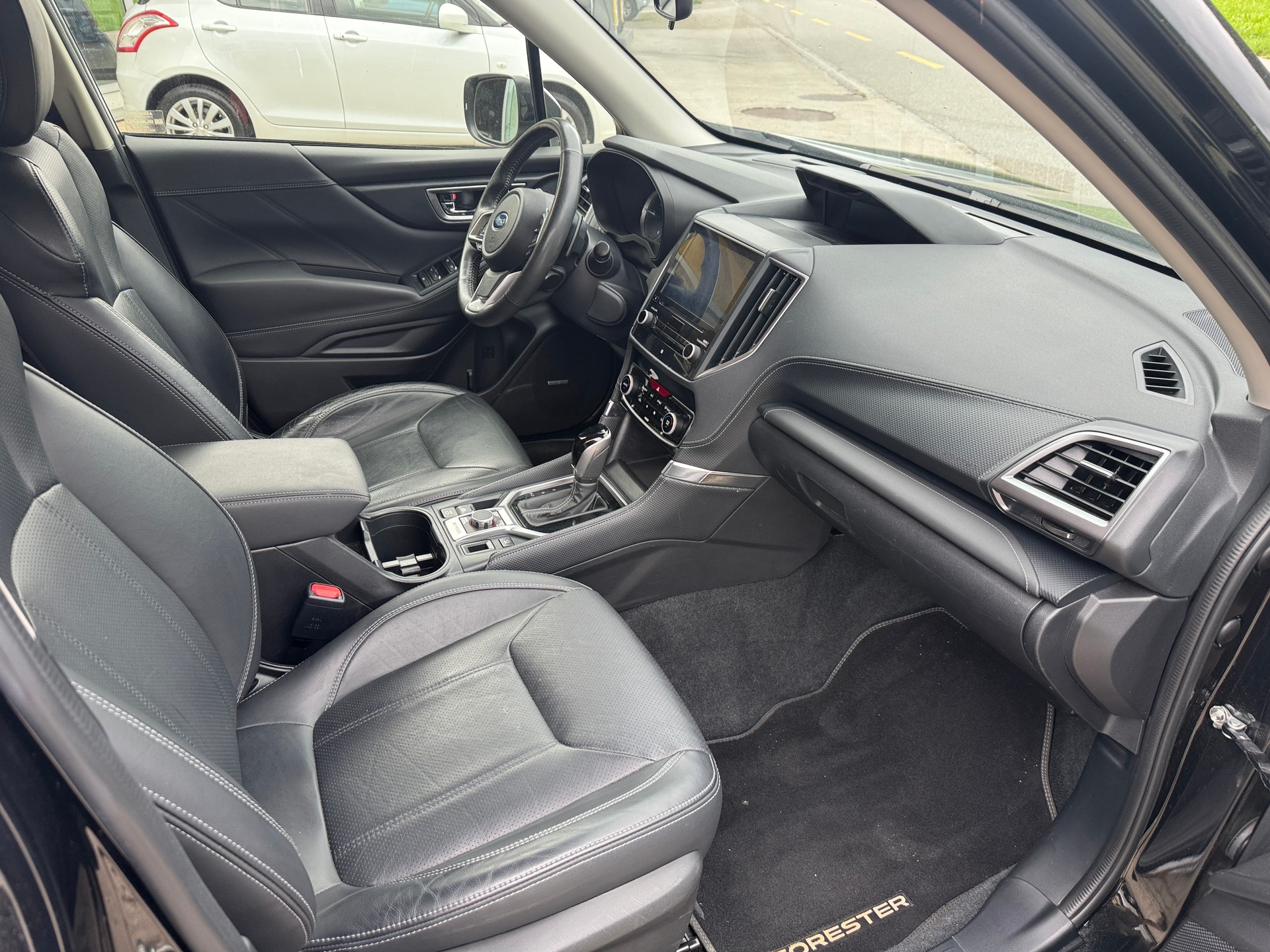 SUBARU Forester 2.0i e-Boxer Luxury Lineartronic-image-6