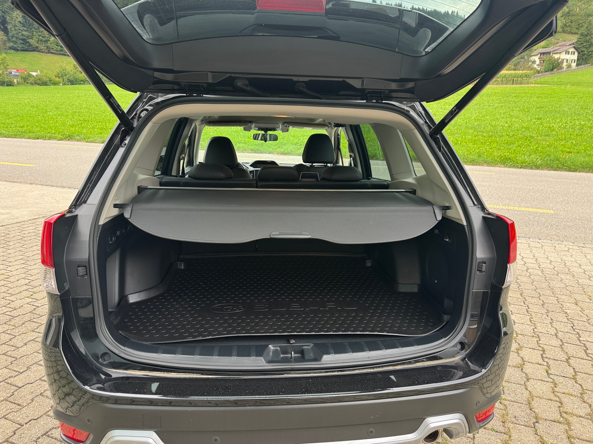 SUBARU Forester 2.0i e-Boxer Luxury Lineartronic-image-8