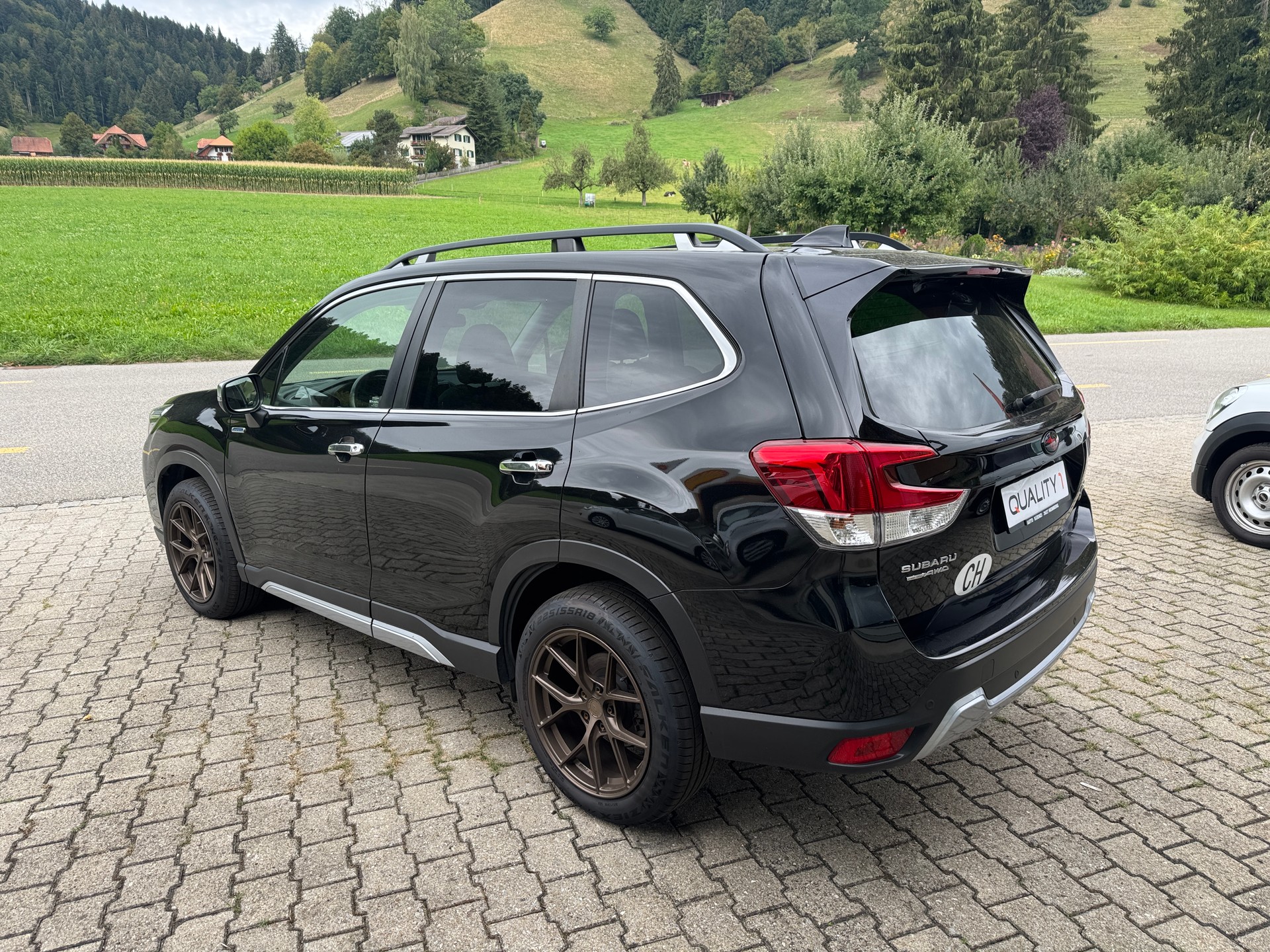 SUBARU Forester 2.0i e-Boxer Luxury Lineartronic-image-2