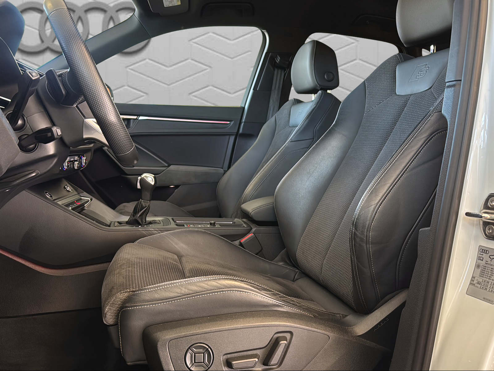 AUDI Q3 45 TFSI e S line S-tronic-image-10