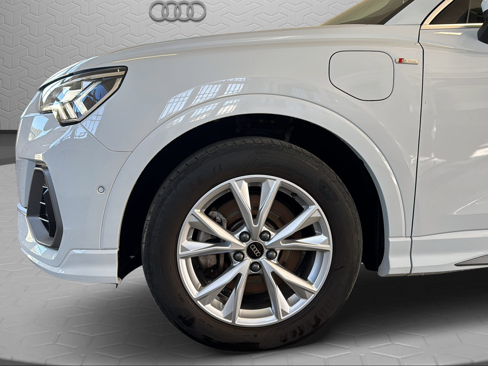 AUDI Q3 45 TFSI e S line S-tronic-image-8