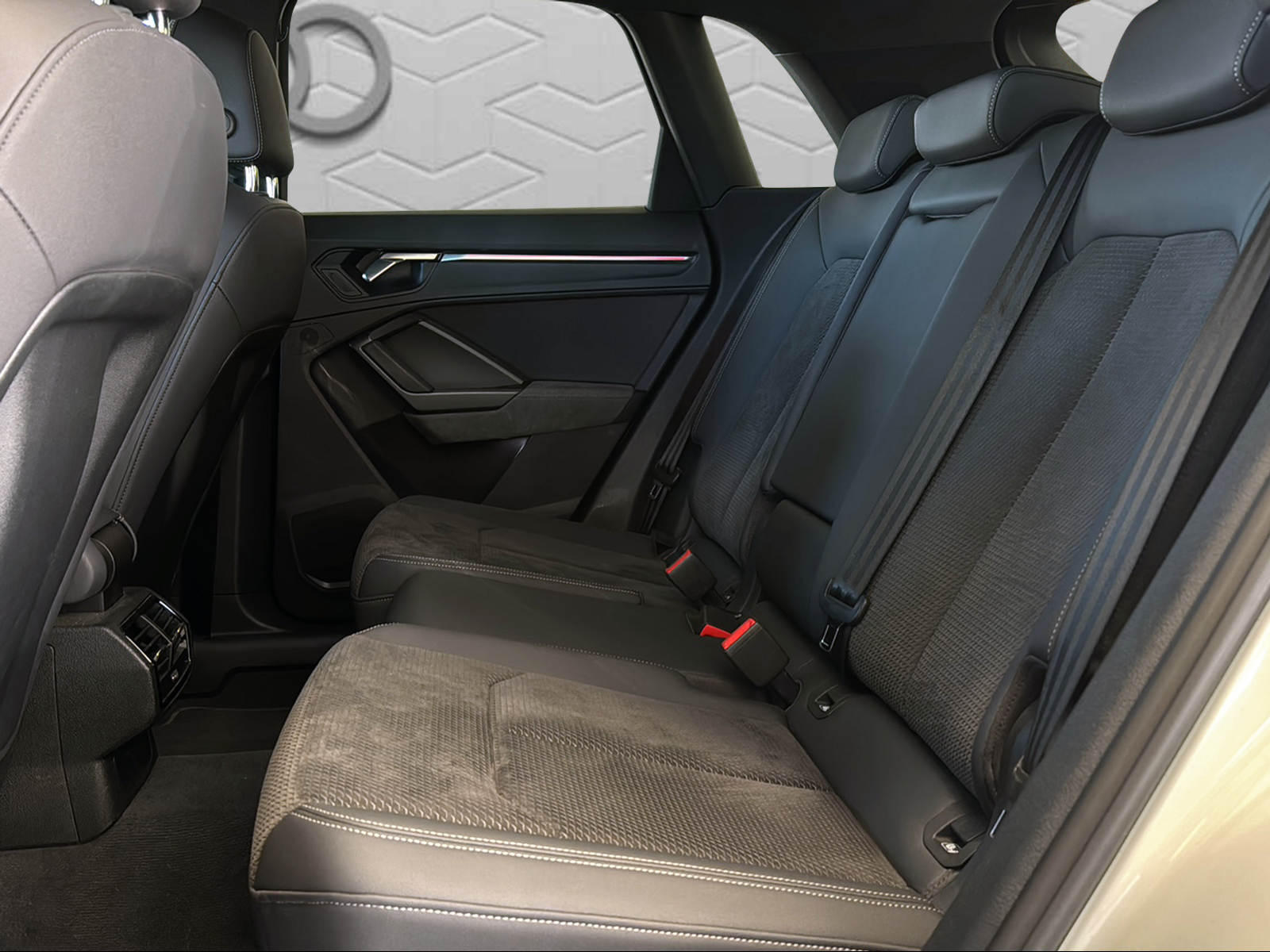 AUDI Q3 45 TFSI e S line S-tronic-image-15