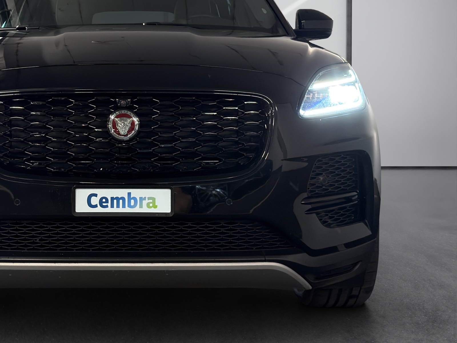 JAGUAR E-Pace 2.0d D165 R-Dynamic AWD Black-image-6