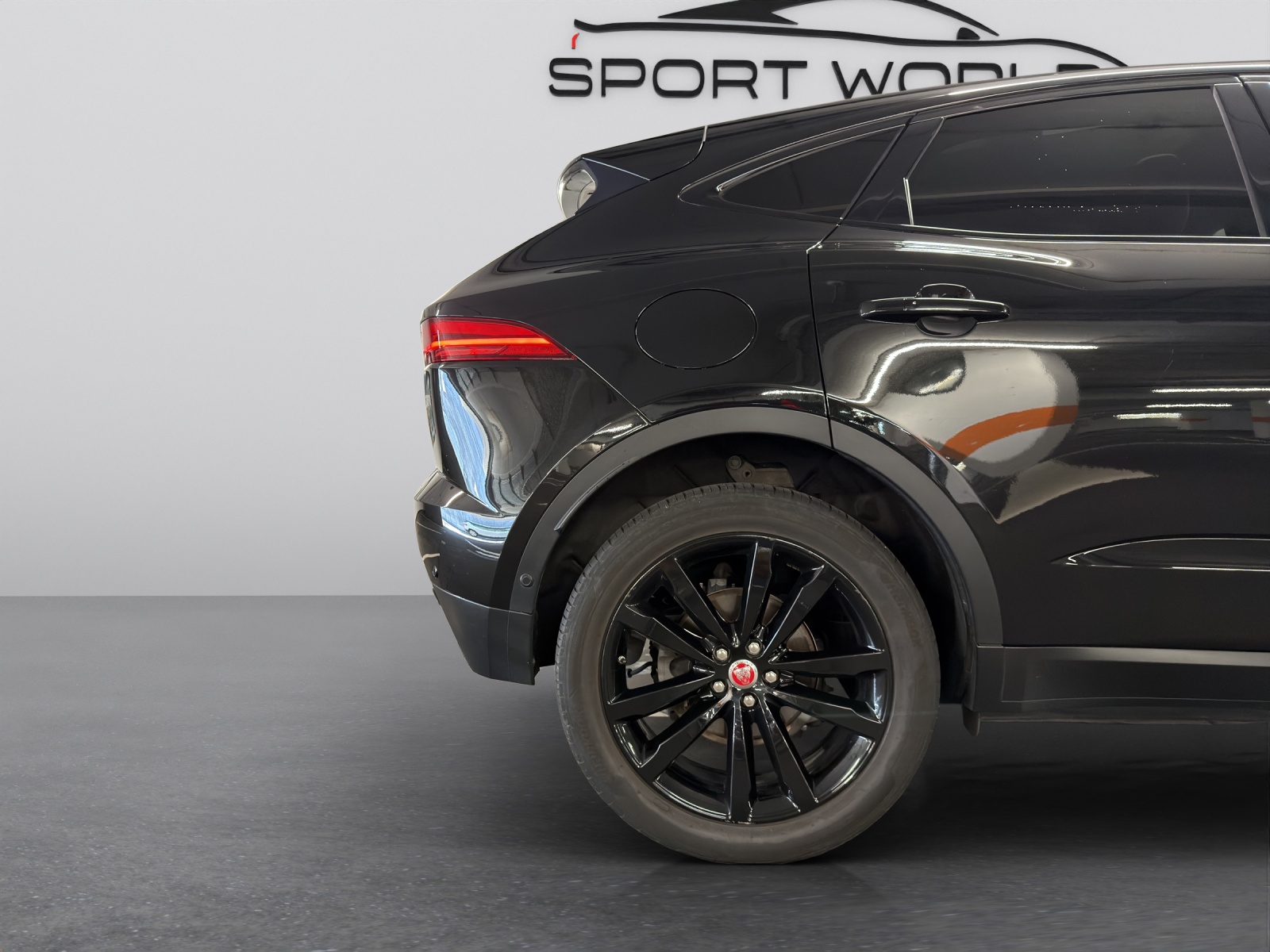 JAGUAR E-Pace 2.0d D165 R-Dynamic AWD Black-image-28