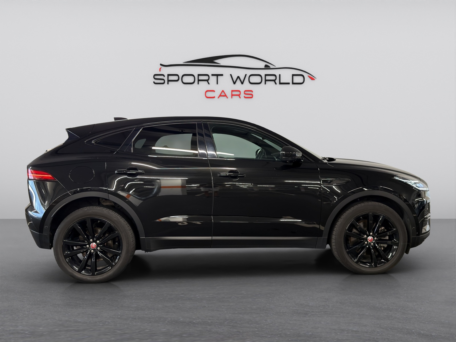 JAGUAR E-Pace 2.0d D165 R-Dynamic AWD Black-image-12