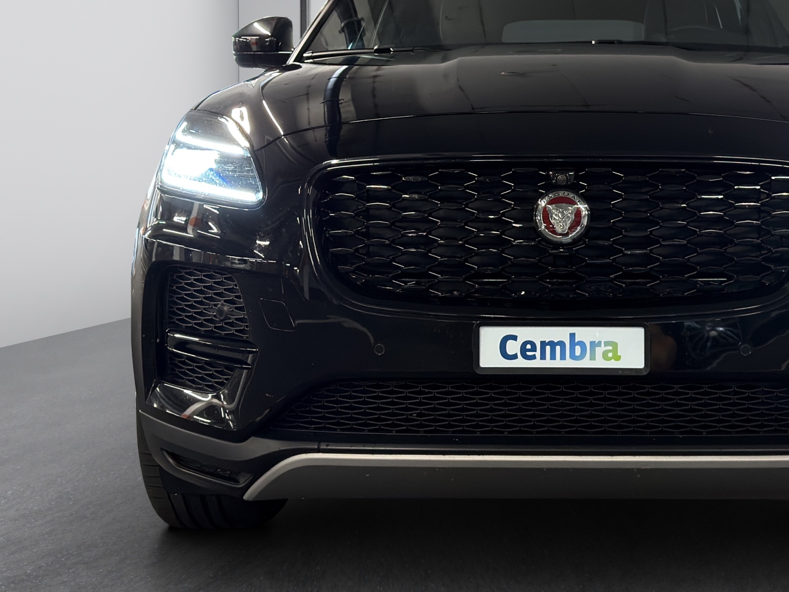 JAGUAR E-Pace 2.0d D165 R-Dynamic AWD Black-image-5