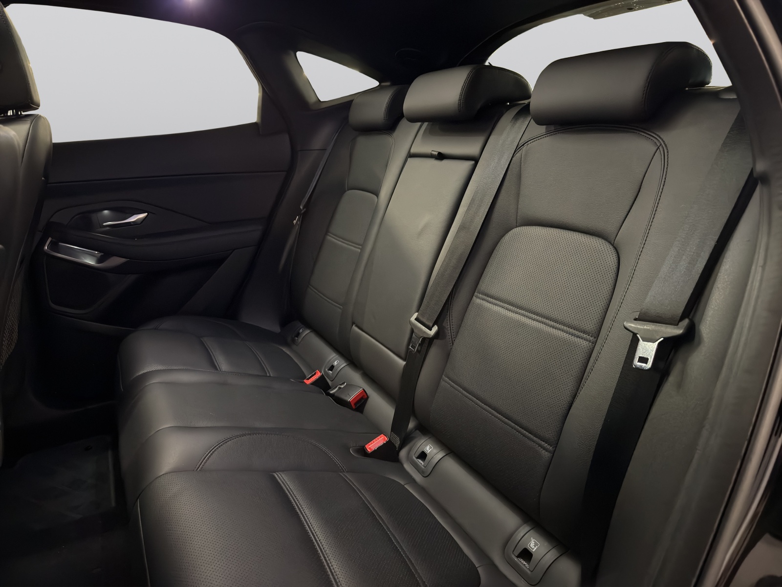 JAGUAR E-Pace 2.0d D165 R-Dynamic AWD Black-image-9