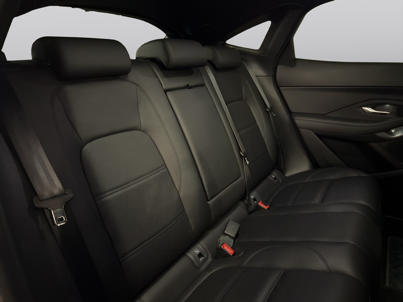 JAGUAR E-Pace 2.0d D165 R-Dynamic AWD Black-image-3