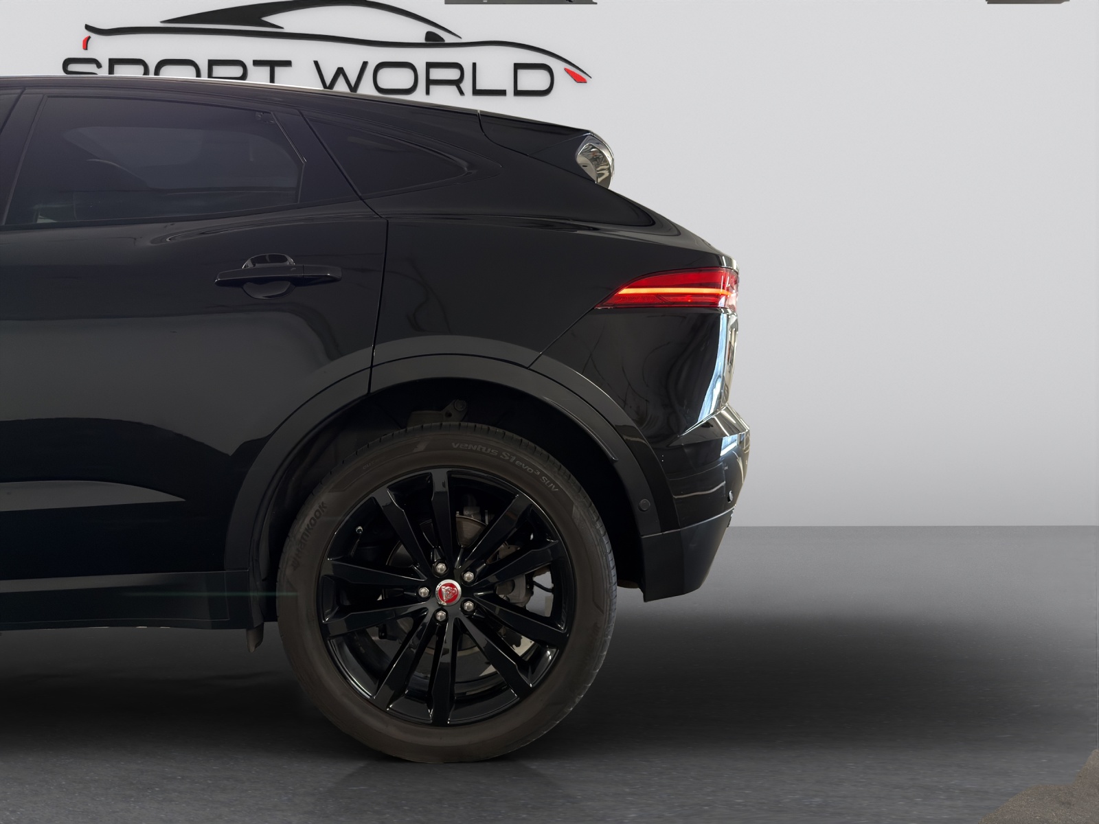 JAGUAR E-Pace 2.0d D165 R-Dynamic AWD Black-image-27