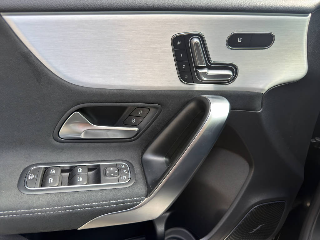 MERCEDES-BENZ A 250 AMG Line 4m-image-11