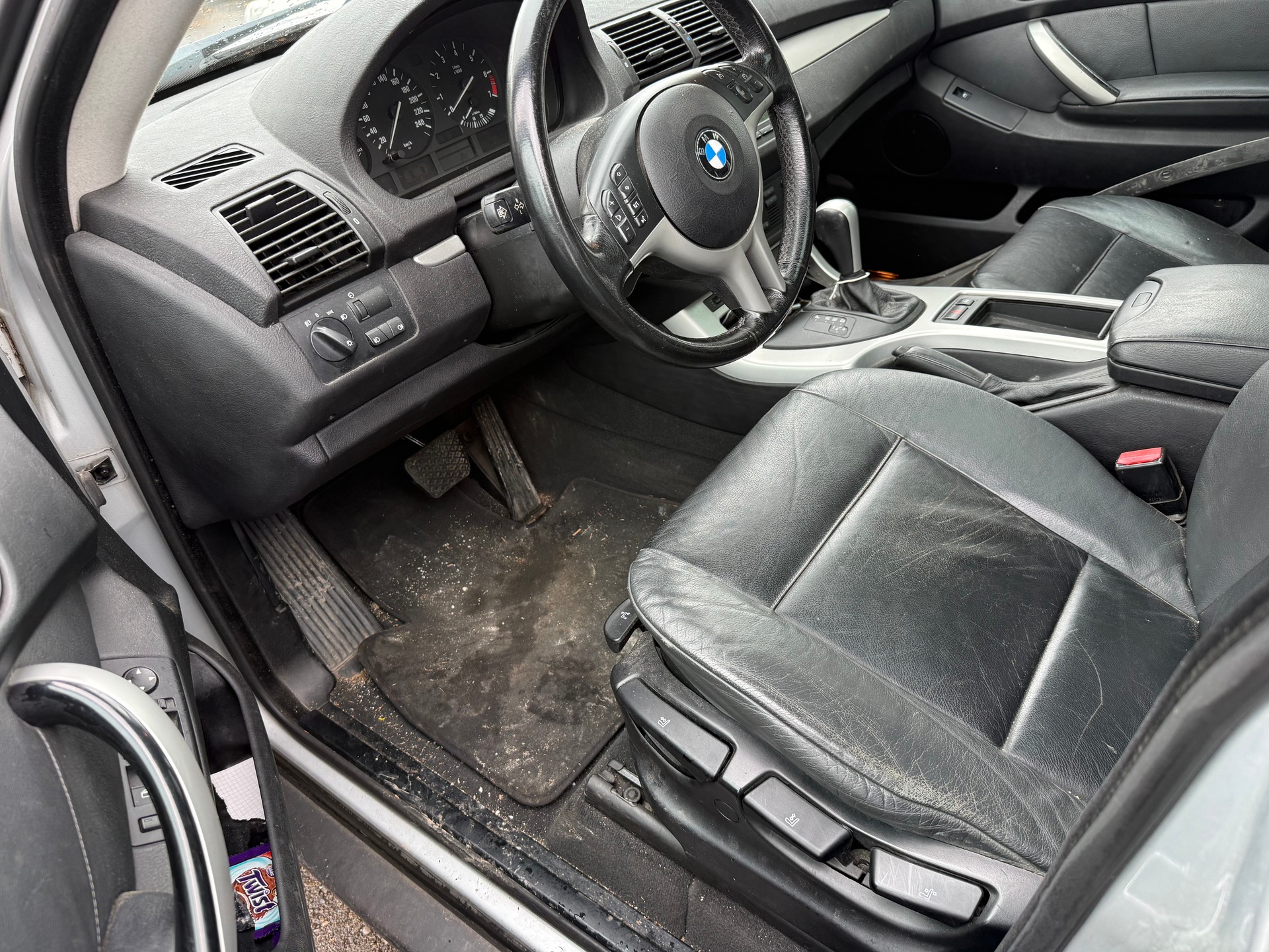 BMW X5 3.0i-image-11