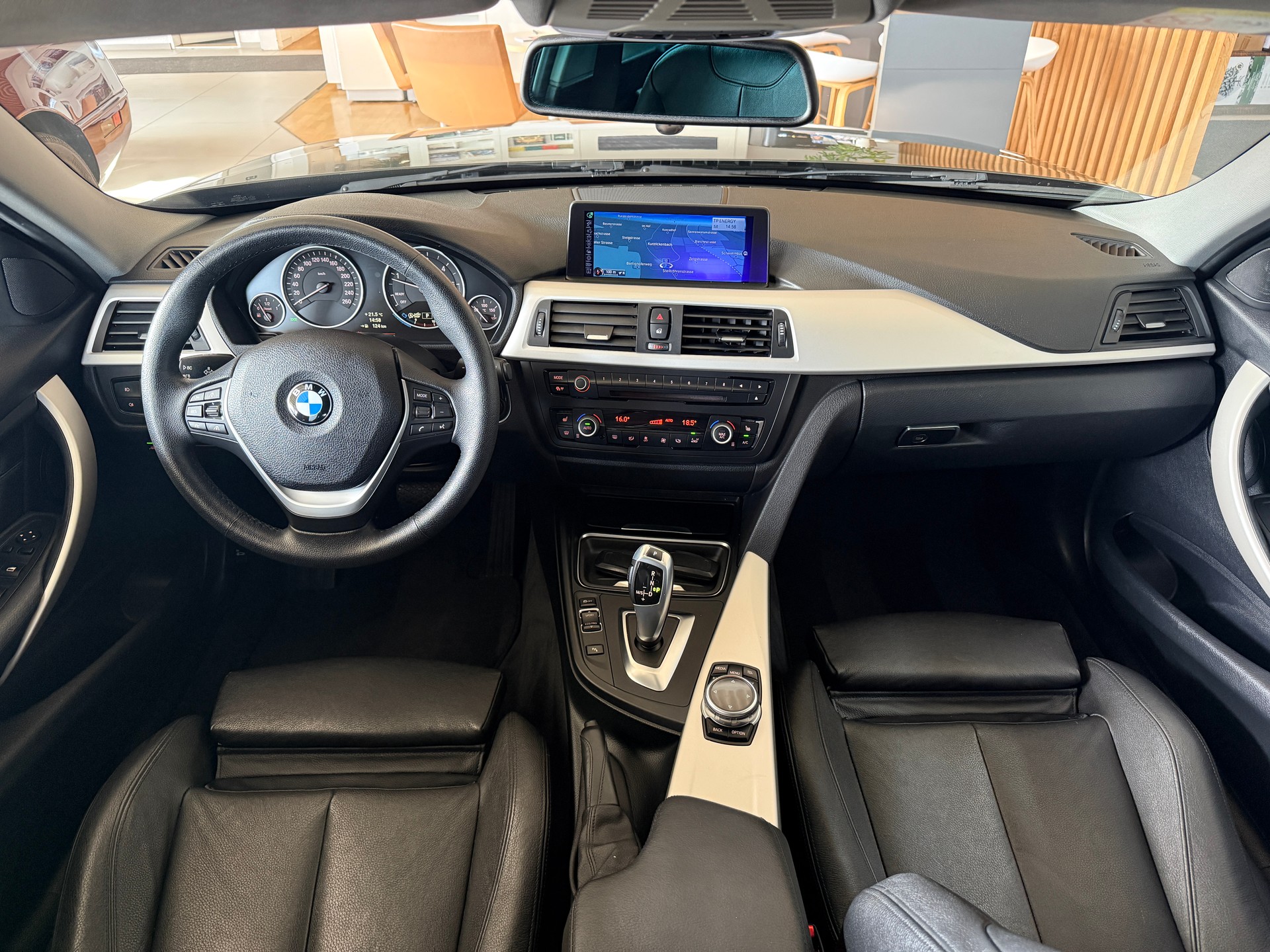 BMW 320d xDrive Steptronic *** DISTANZREGELUNG***-image-10