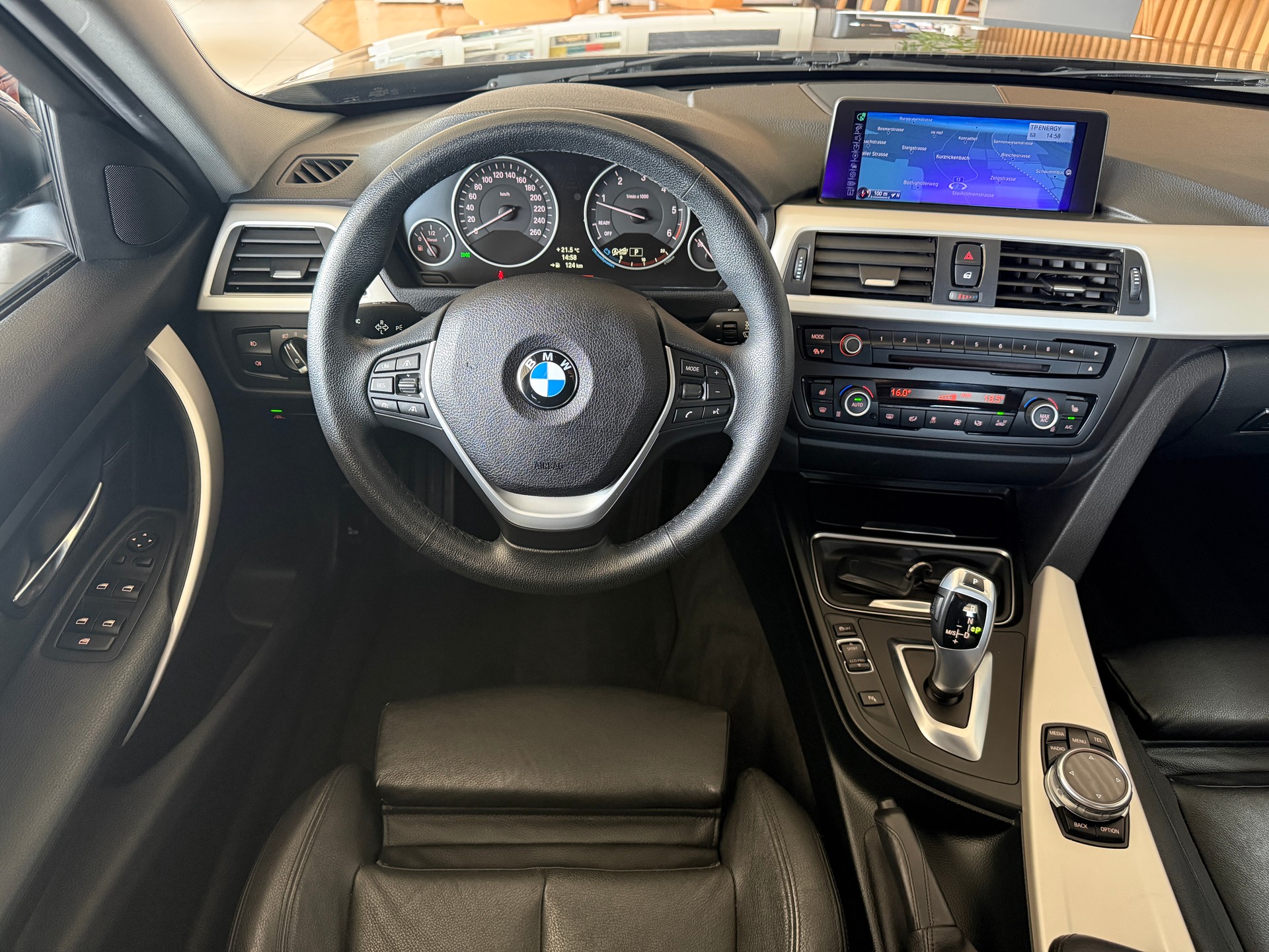 BMW 320d xDrive Steptronic *** DISTANZREGELUNG***-image-16