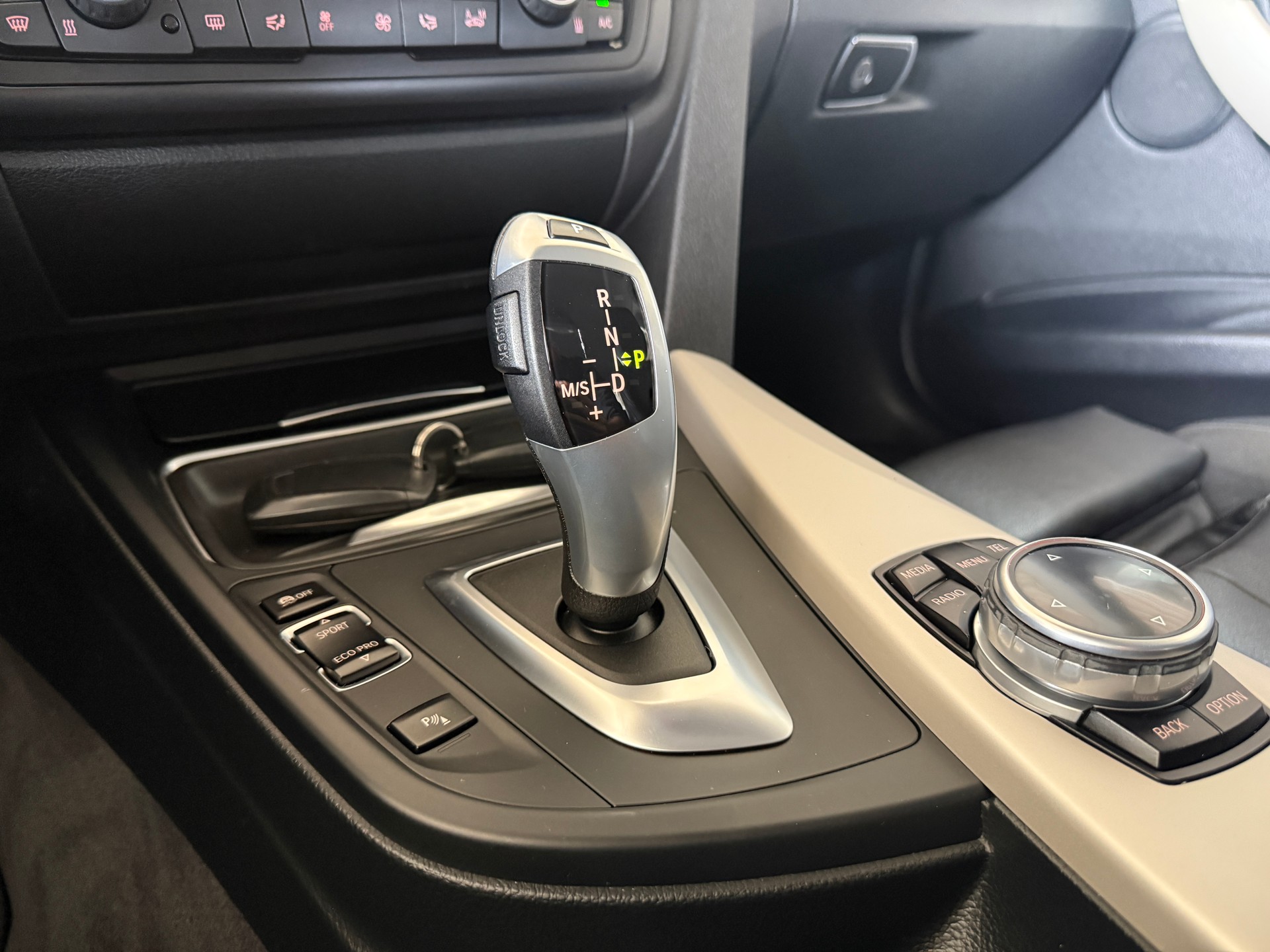 BMW 320d xDrive Steptronic *** DISTANZREGELUNG***-image-12