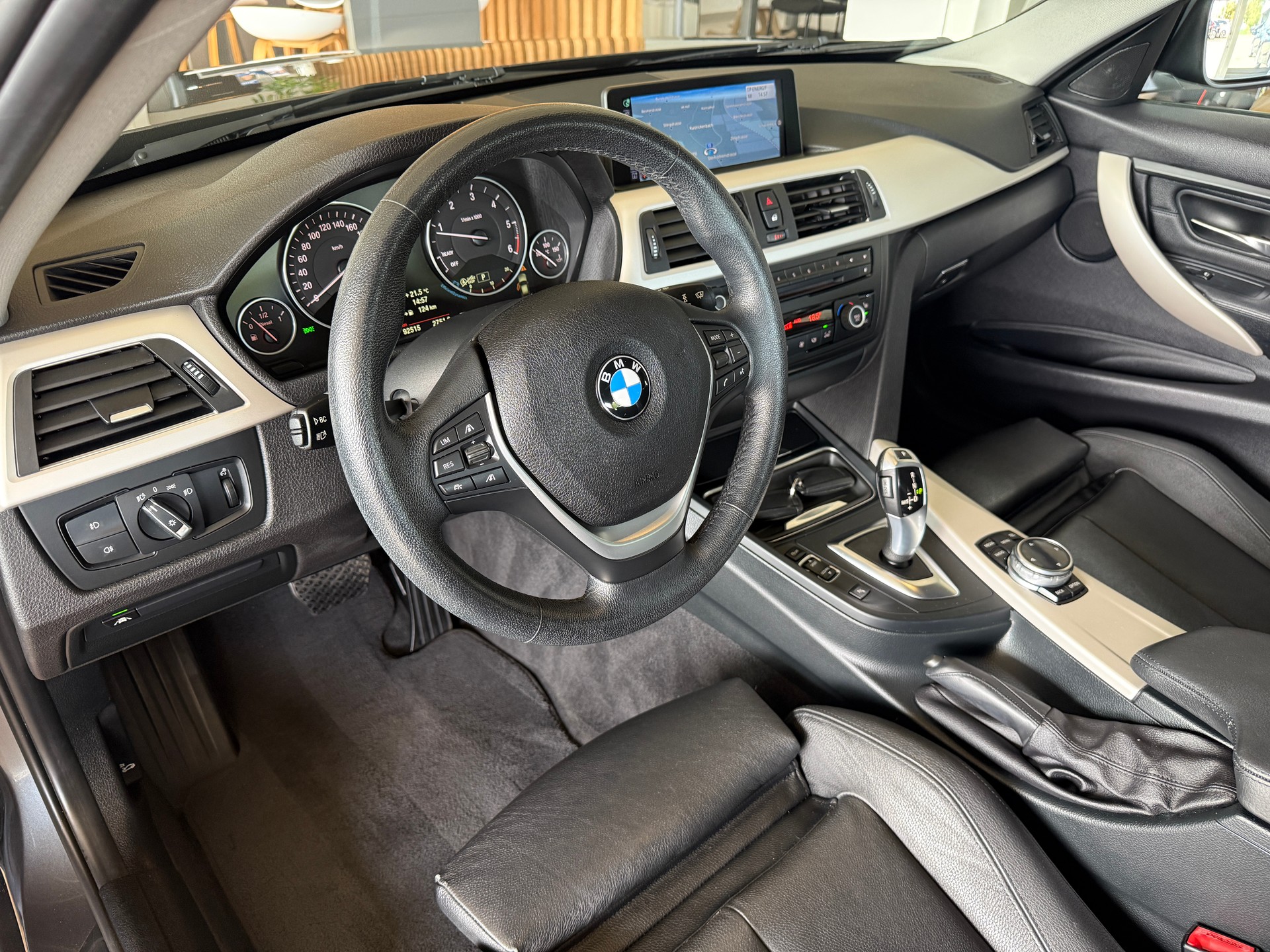 BMW 320d xDrive Steptronic *** DISTANZREGELUNG***-image-9