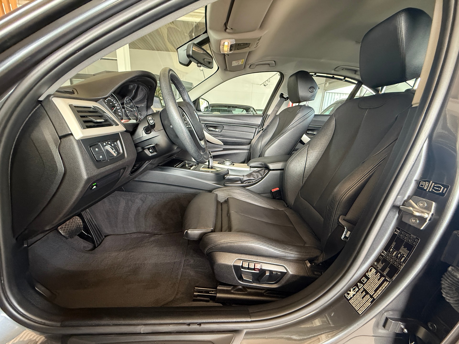 BMW 320d xDrive Steptronic *** DISTANZREGELUNG***-image-15