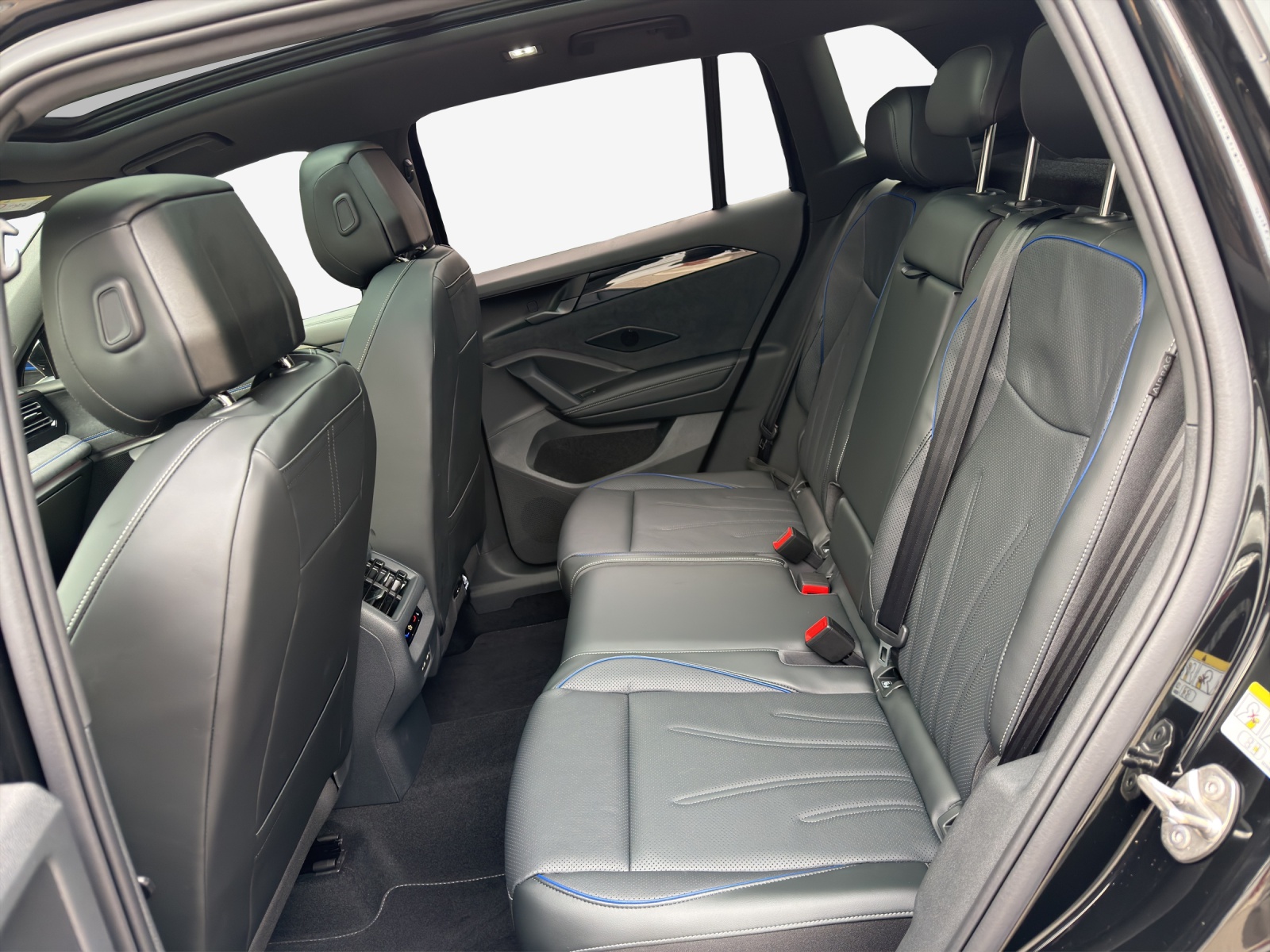 VW Tiguan 2.0 TDI SCR R-Line 4Motion DSG-image-11