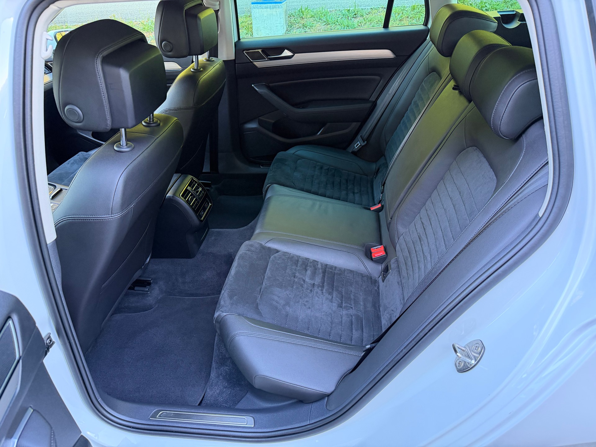 VW Passat Variant 2.0 TDI Highline-image-12