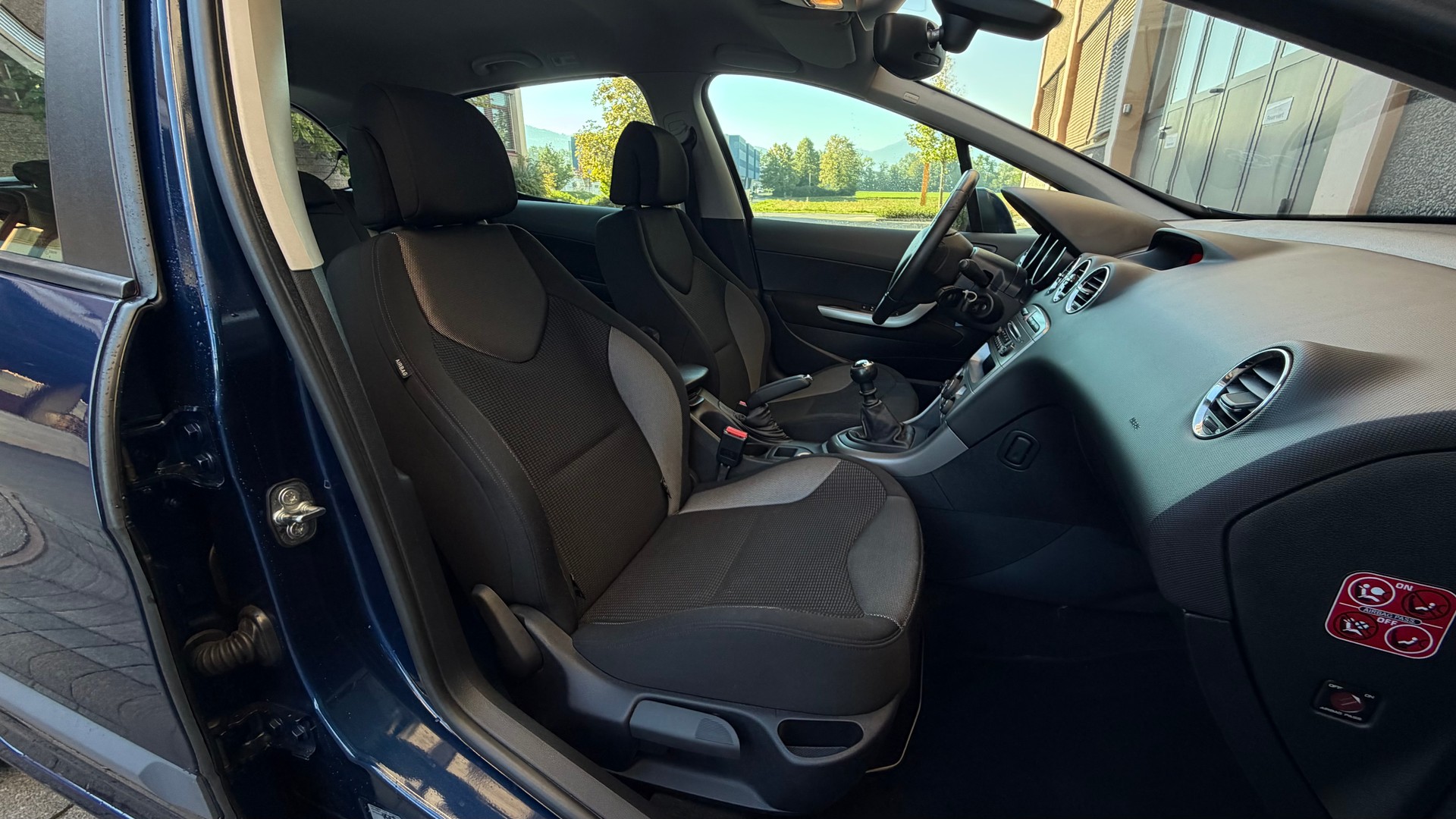 PEUGEOT 308 1.6 HDI Sport-image-6