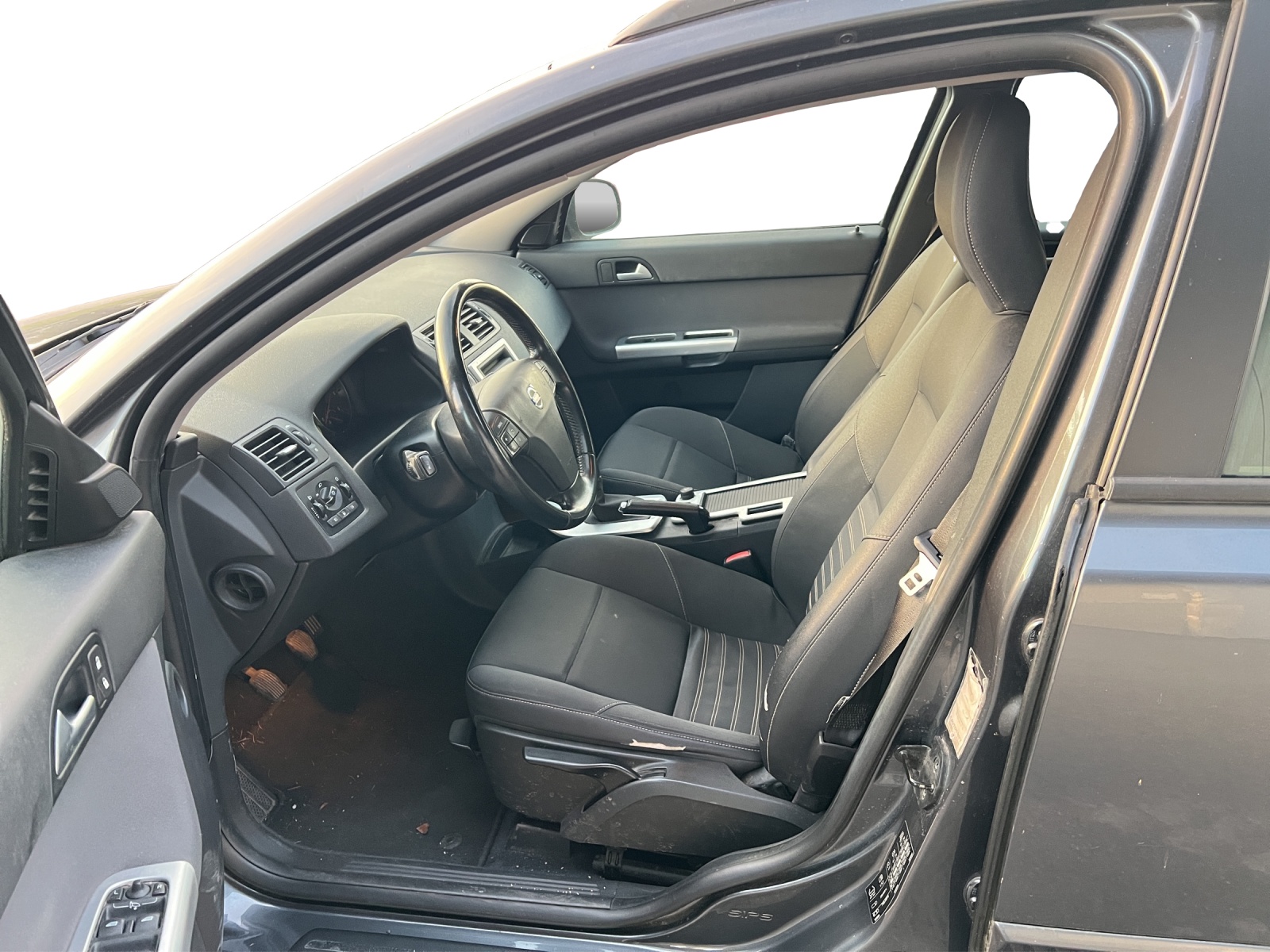 VOLVO V50 D3-image-8
