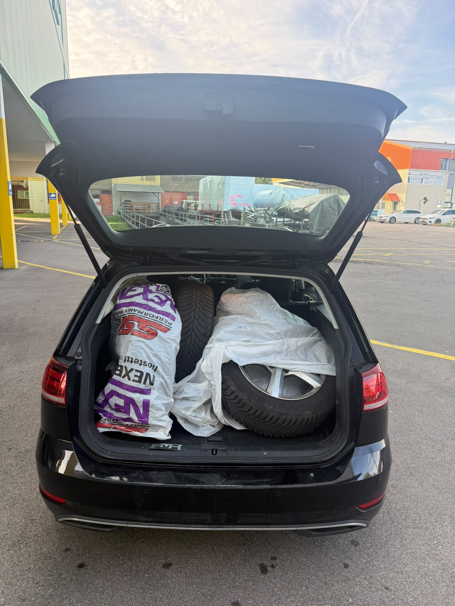 VW Golf Variant 2.0 TDI Comfortline 4Motion-image-11