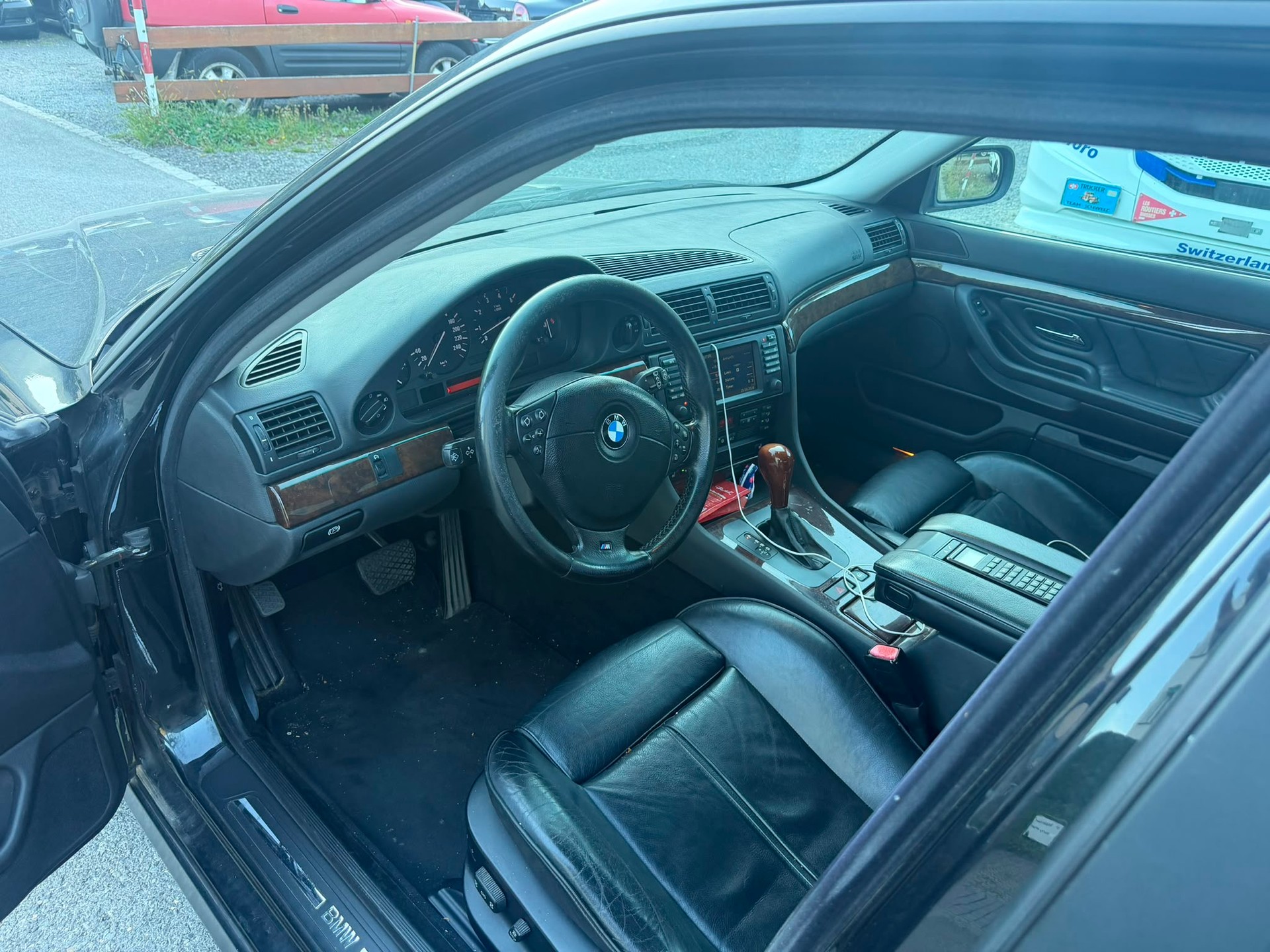 BMW 740i-image-6