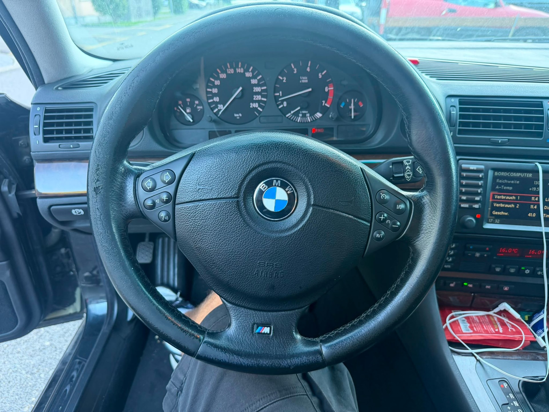 BMW 740i-image-8