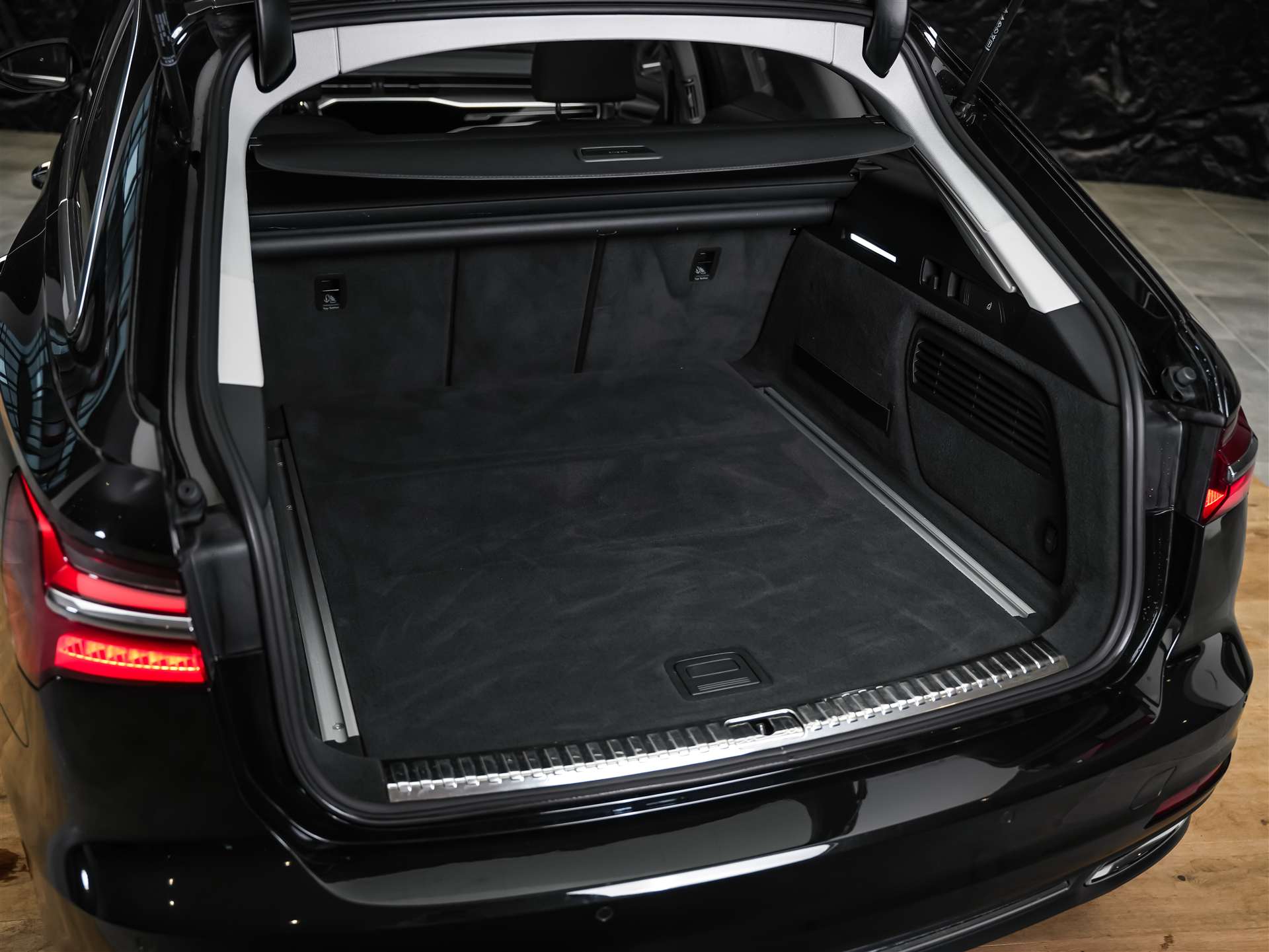 AUDI A6 Avant 45 TFSI Design S-tronic *21" Felgen*LEDER*Sitzlüftung*Assistenzpaket Tour*-image-41