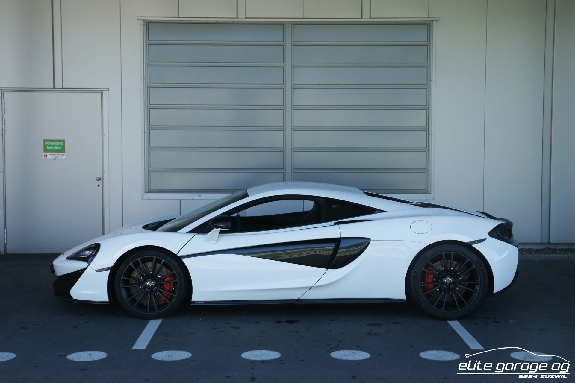 McLAREN 570S Coupé 3.8 V8 SSG-image-1