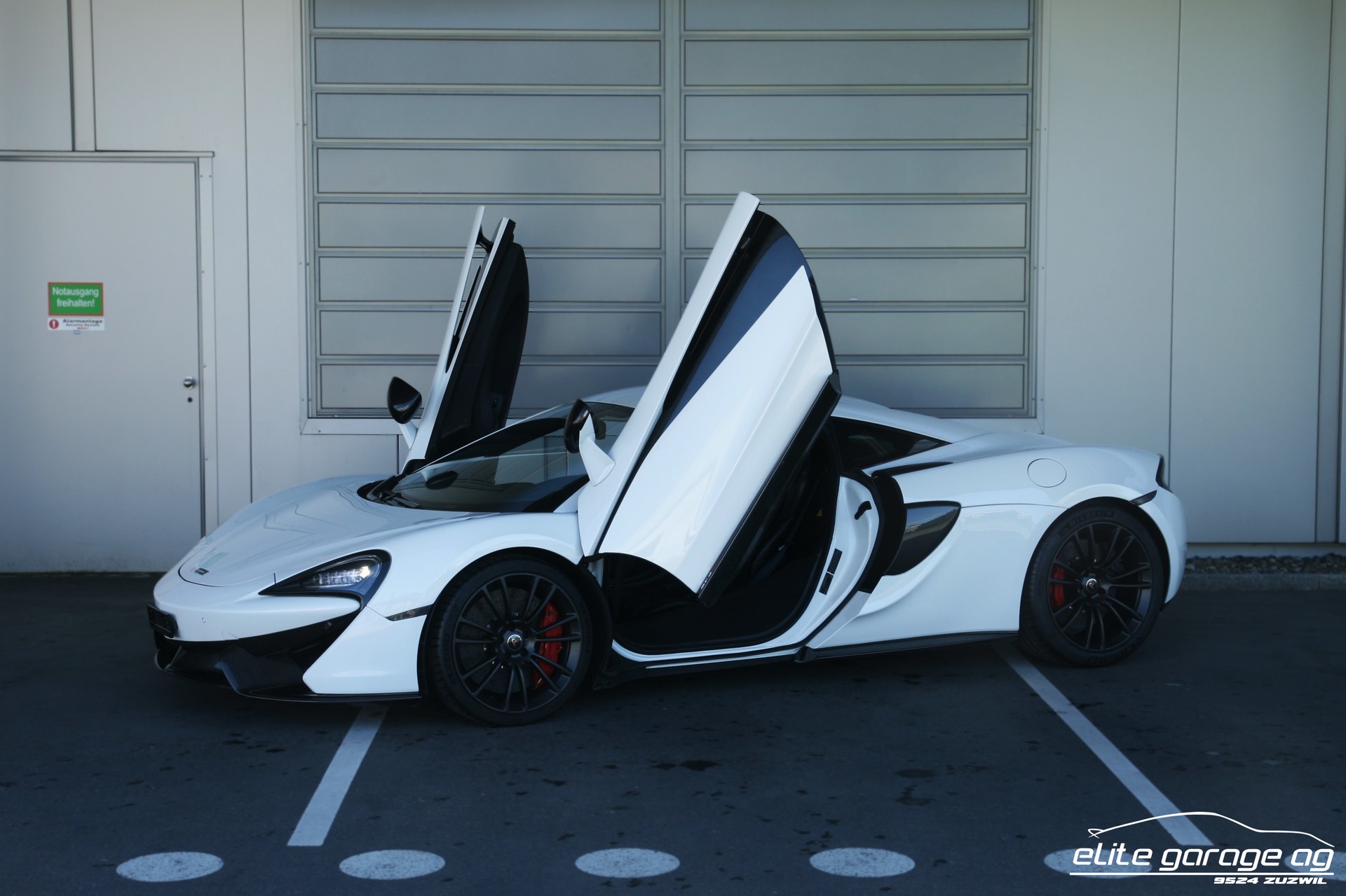 McLAREN 570S Coupé 3.8 V8 SSG-image-0