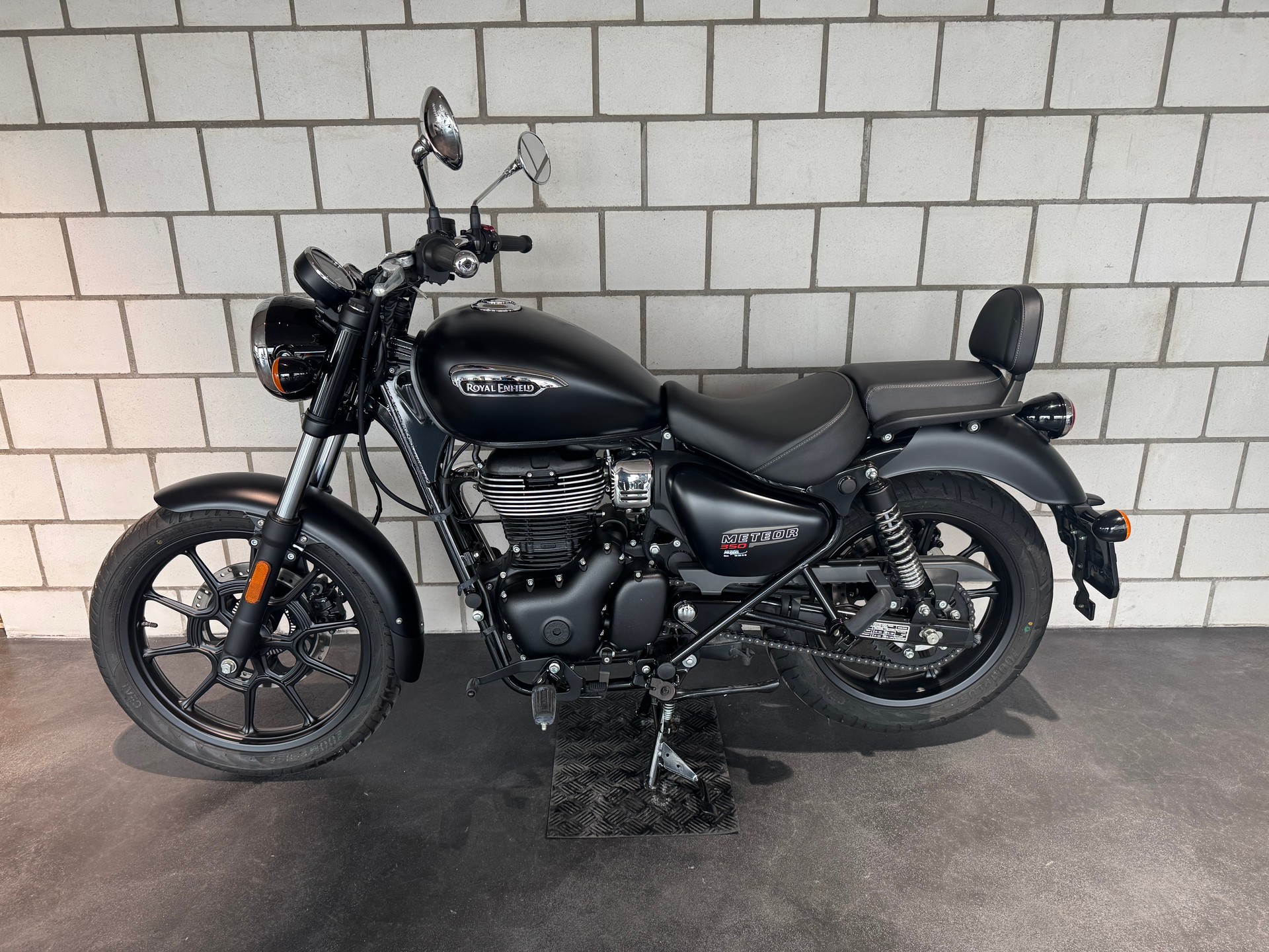 ROYAL ENFIELD Meteor Stellar-showroom-element-2