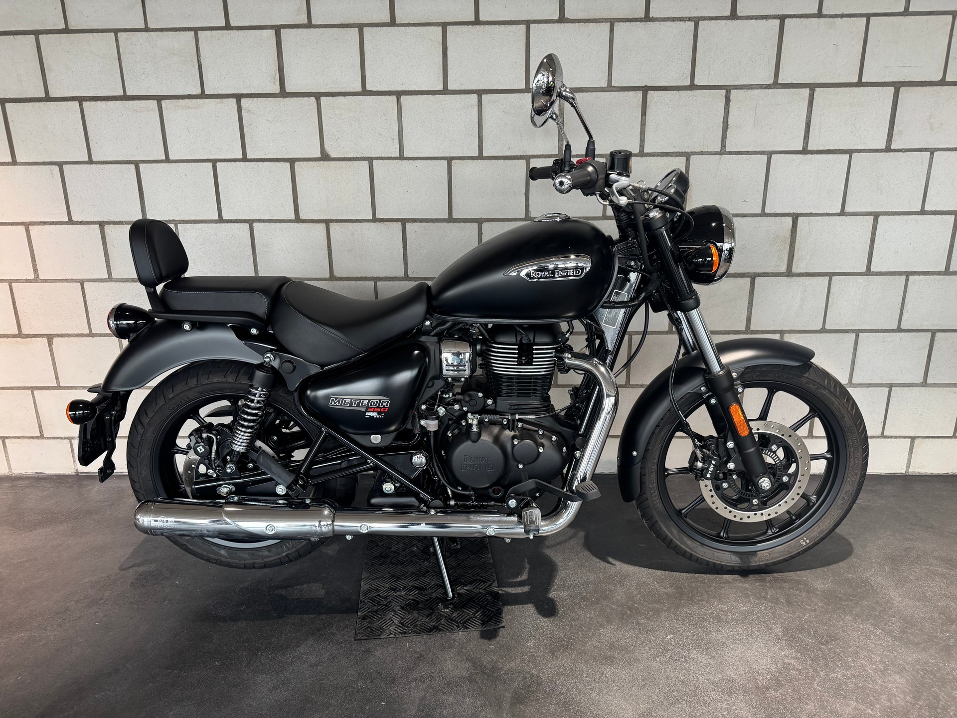 ROYAL ENFIELD Meteor Stellar-showroom-element-3