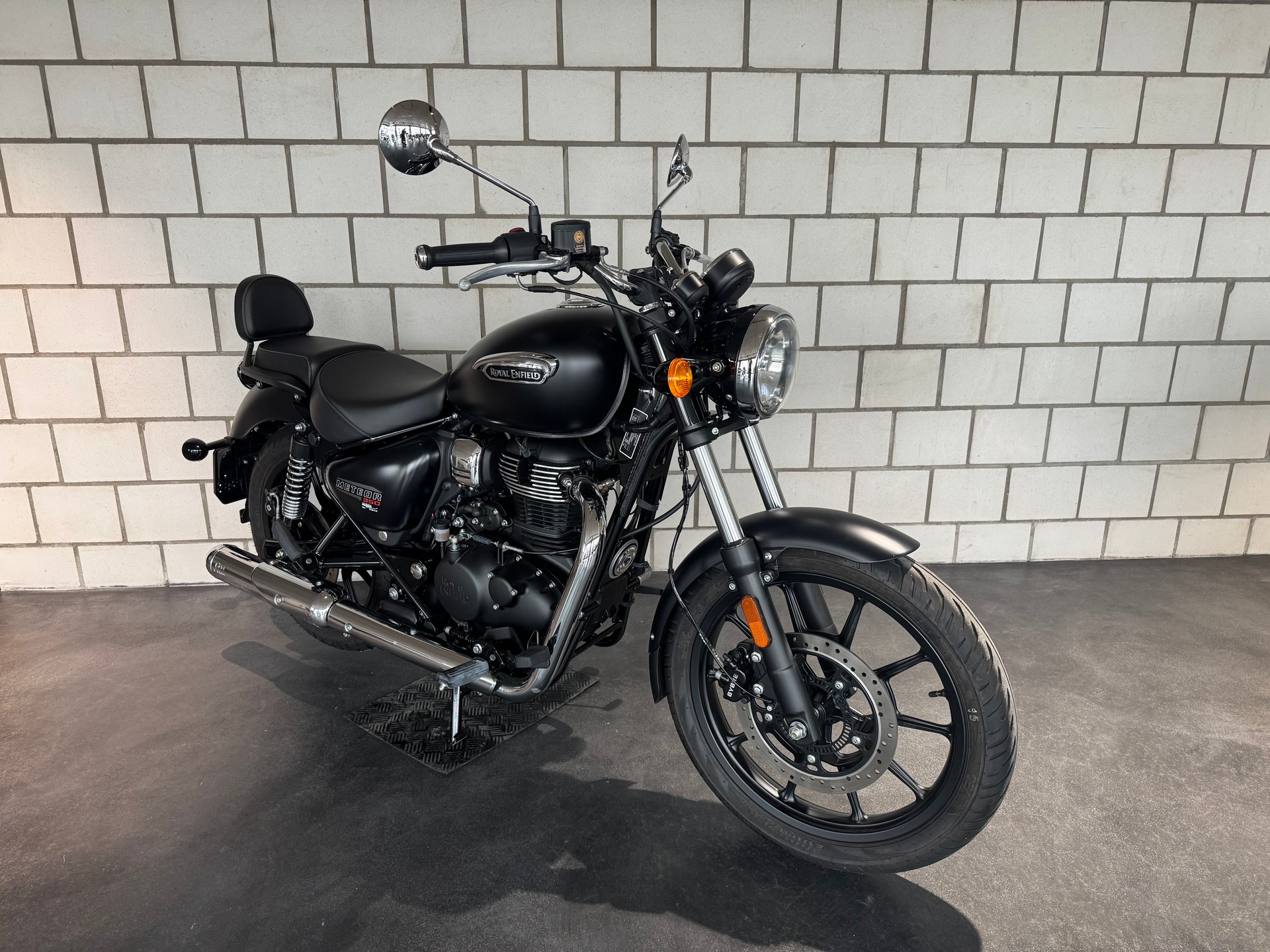 ROYAL ENFIELD Meteor Stellar-showroom-element-1