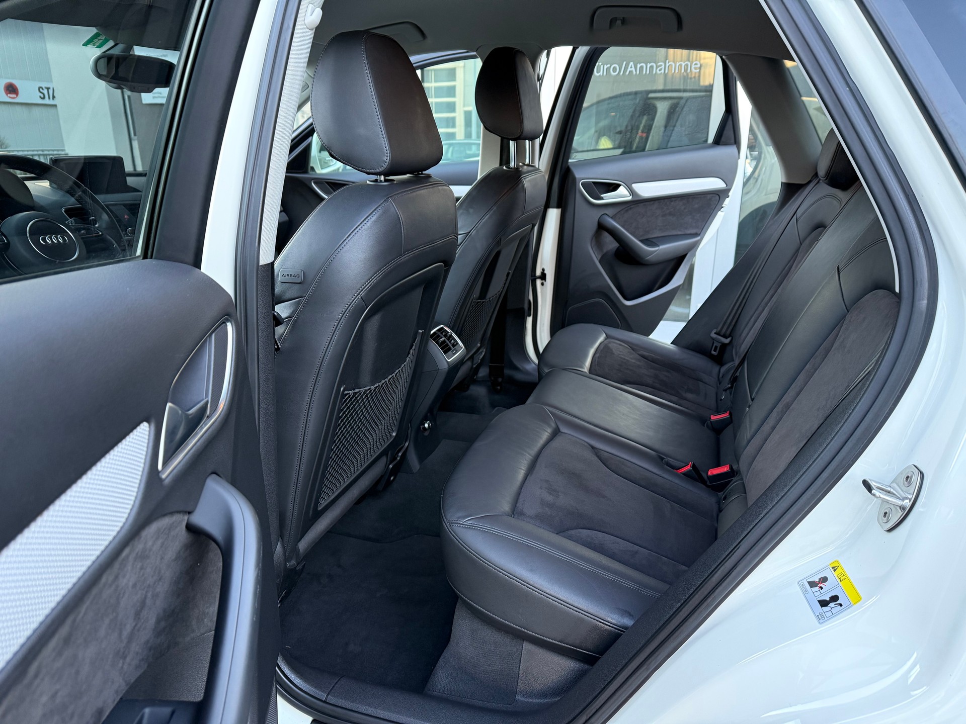 AUDI Q3 2.0 TDI quattro S-tronic-image-9