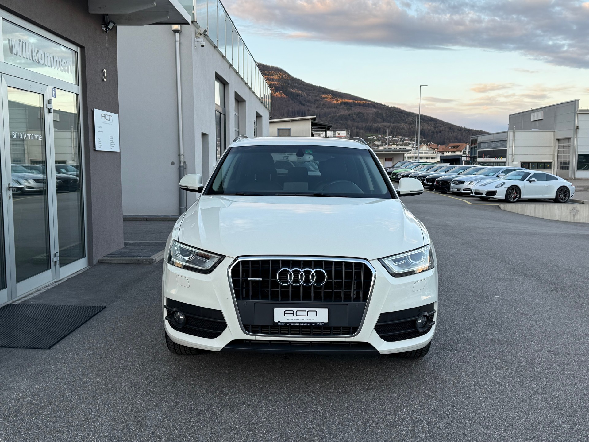 AUDI Q3 2.0 TDI quattro S-tronic-showroom-element-1