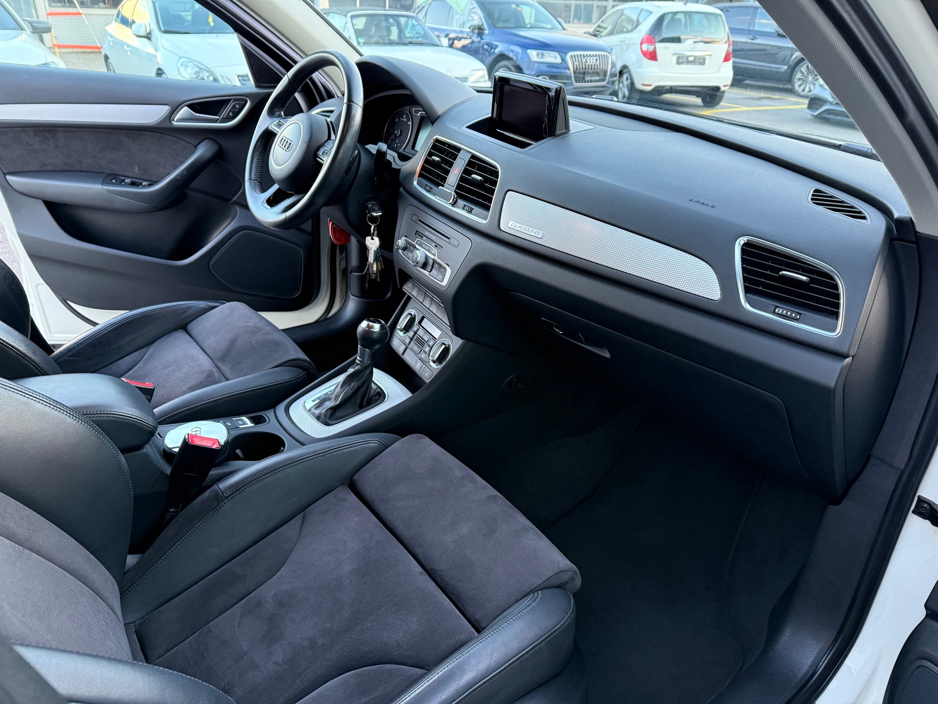 AUDI Q3 2.0 TDI quattro S-tronic-image-12