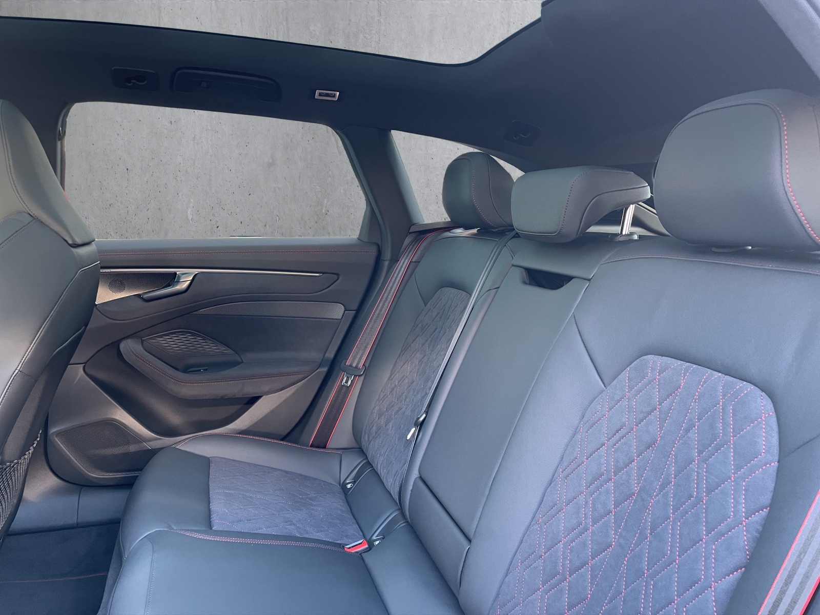 AUDI A6 Avant TFSI quattro 270 kW S tronic-image-13