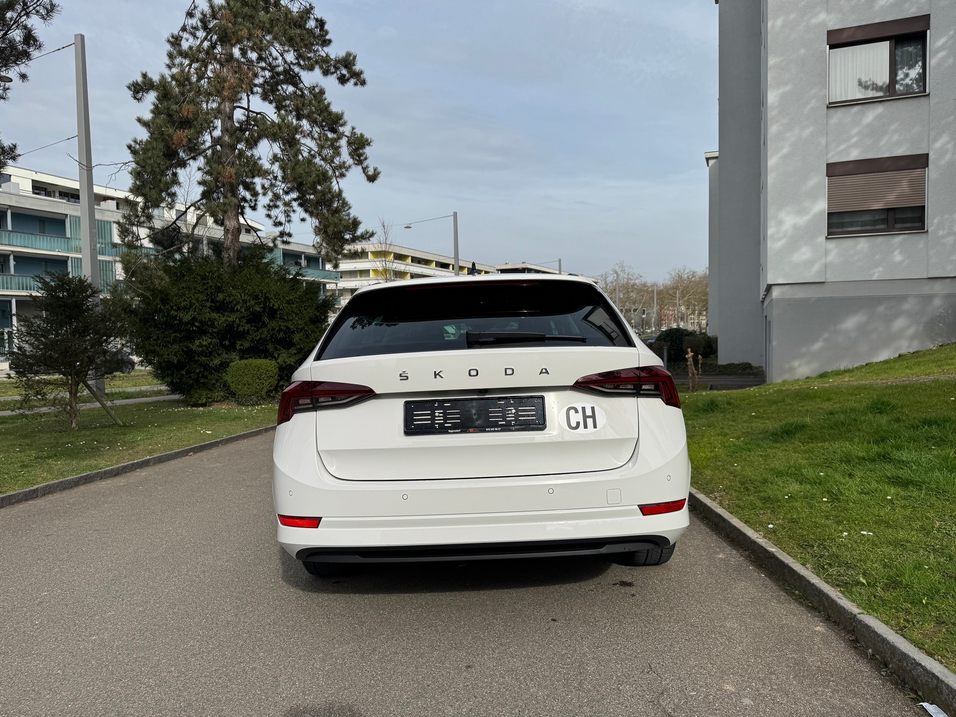 SKODA Octavia Combi 2.0 TDI DSG Ambition-image-6
