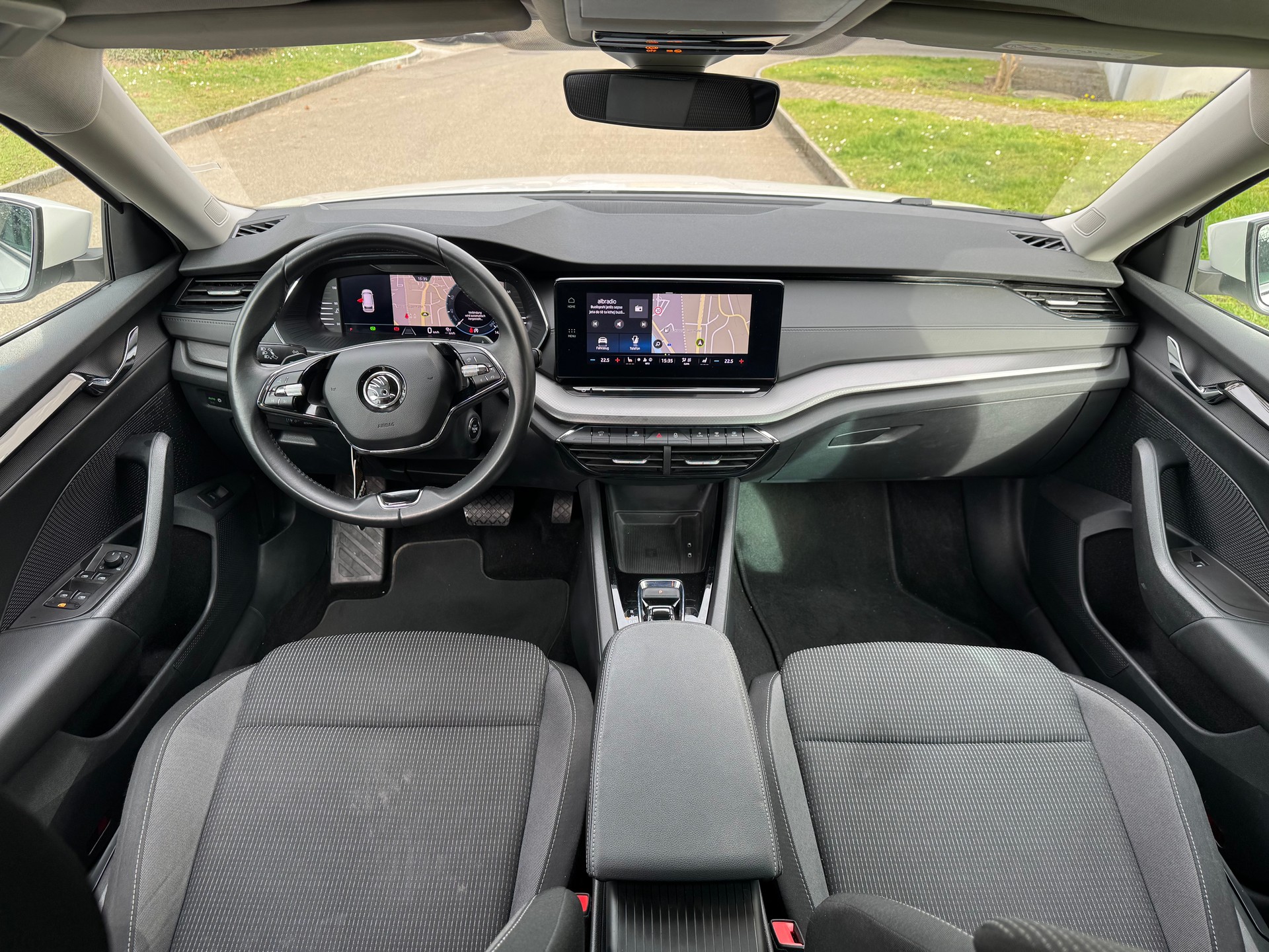 SKODA Octavia Combi 2.0 TDI DSG Ambition-image-14