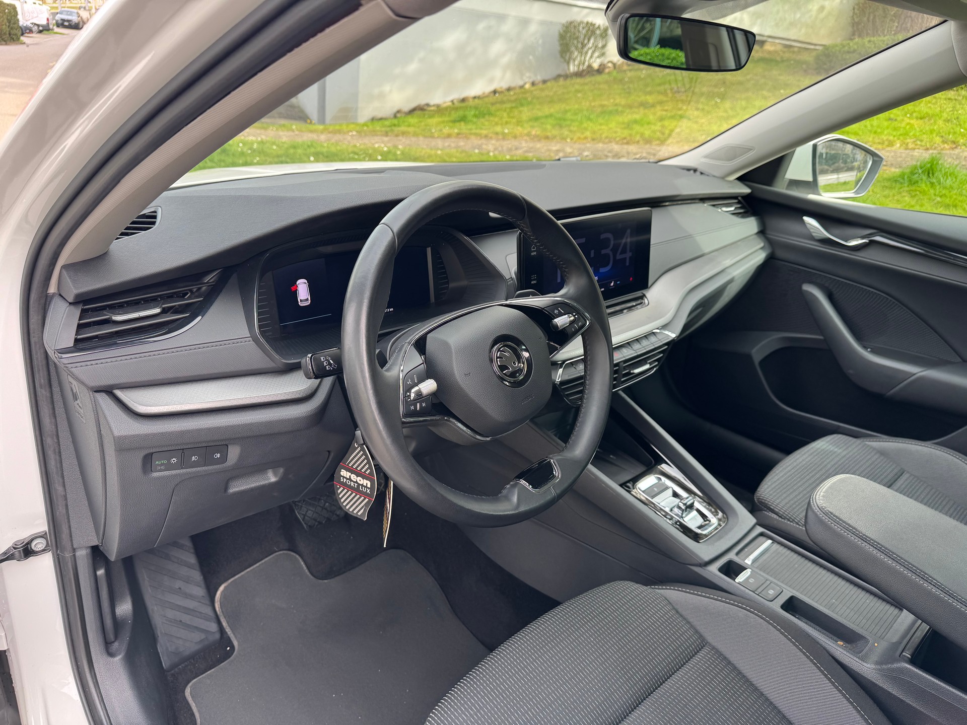 SKODA Octavia Combi 2.0 TDI DSG Ambition-image-10